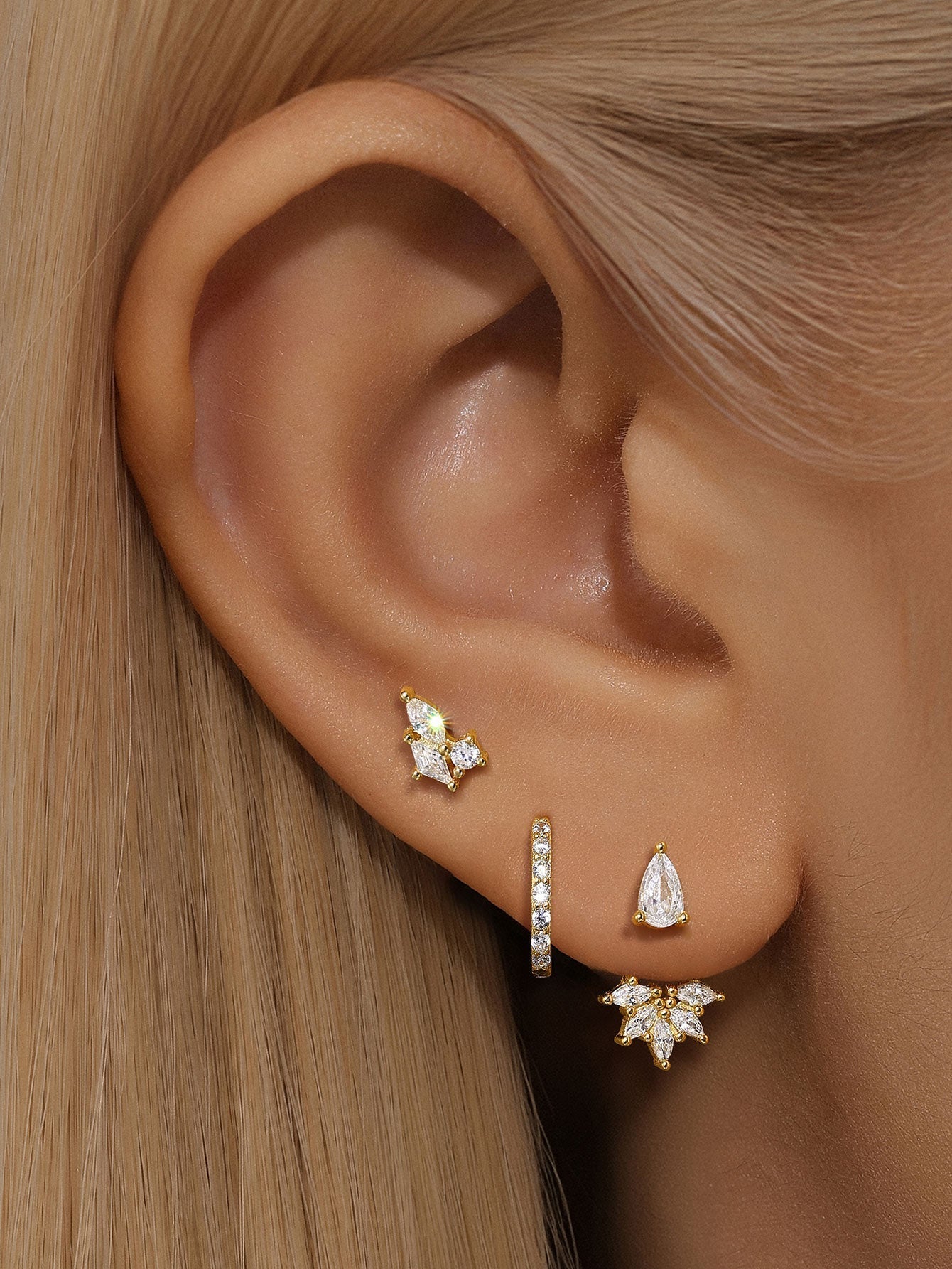 Magda – Cercei delicate din aur cu un luciu moale.