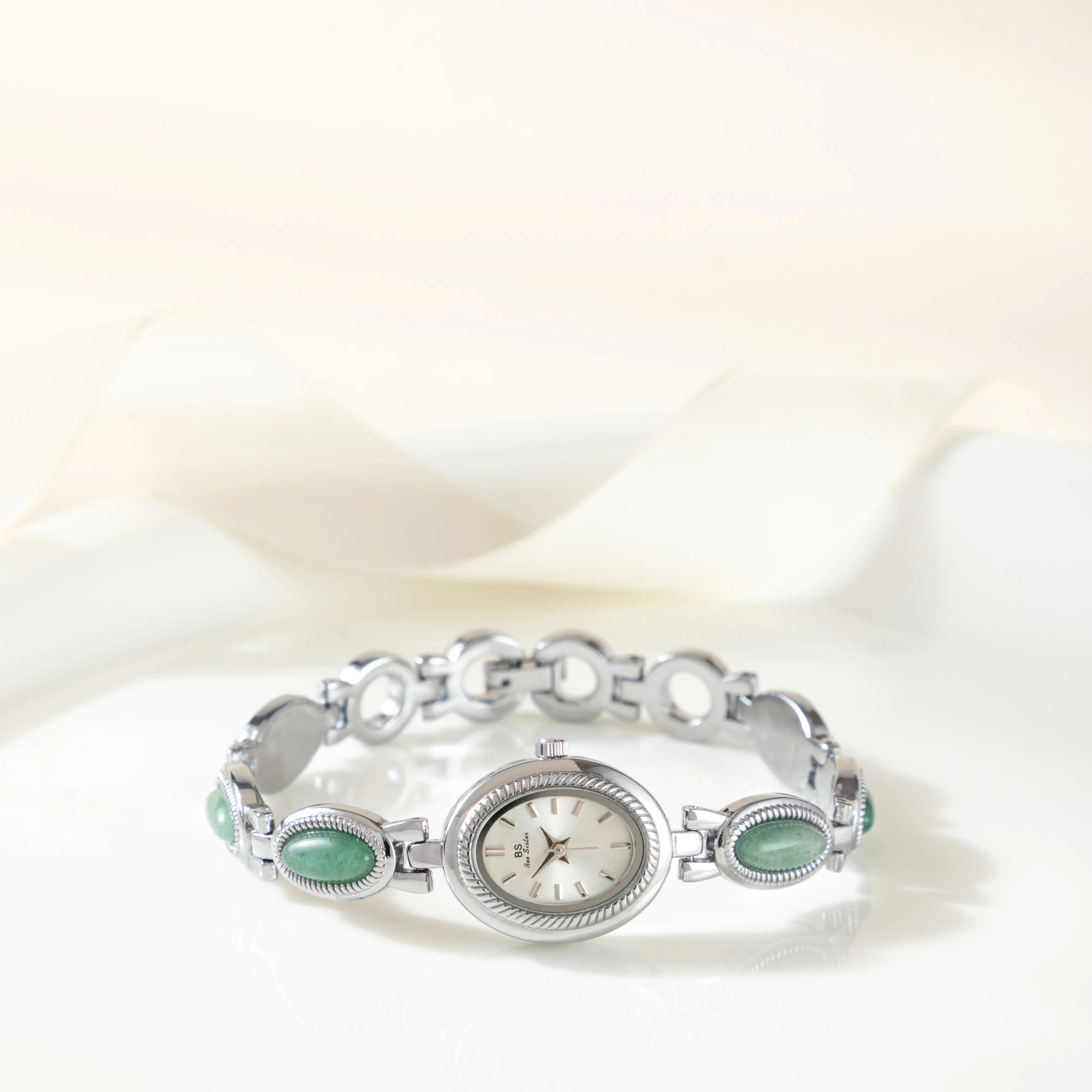 Clara – Ceas cu cadran dreptunghiular.