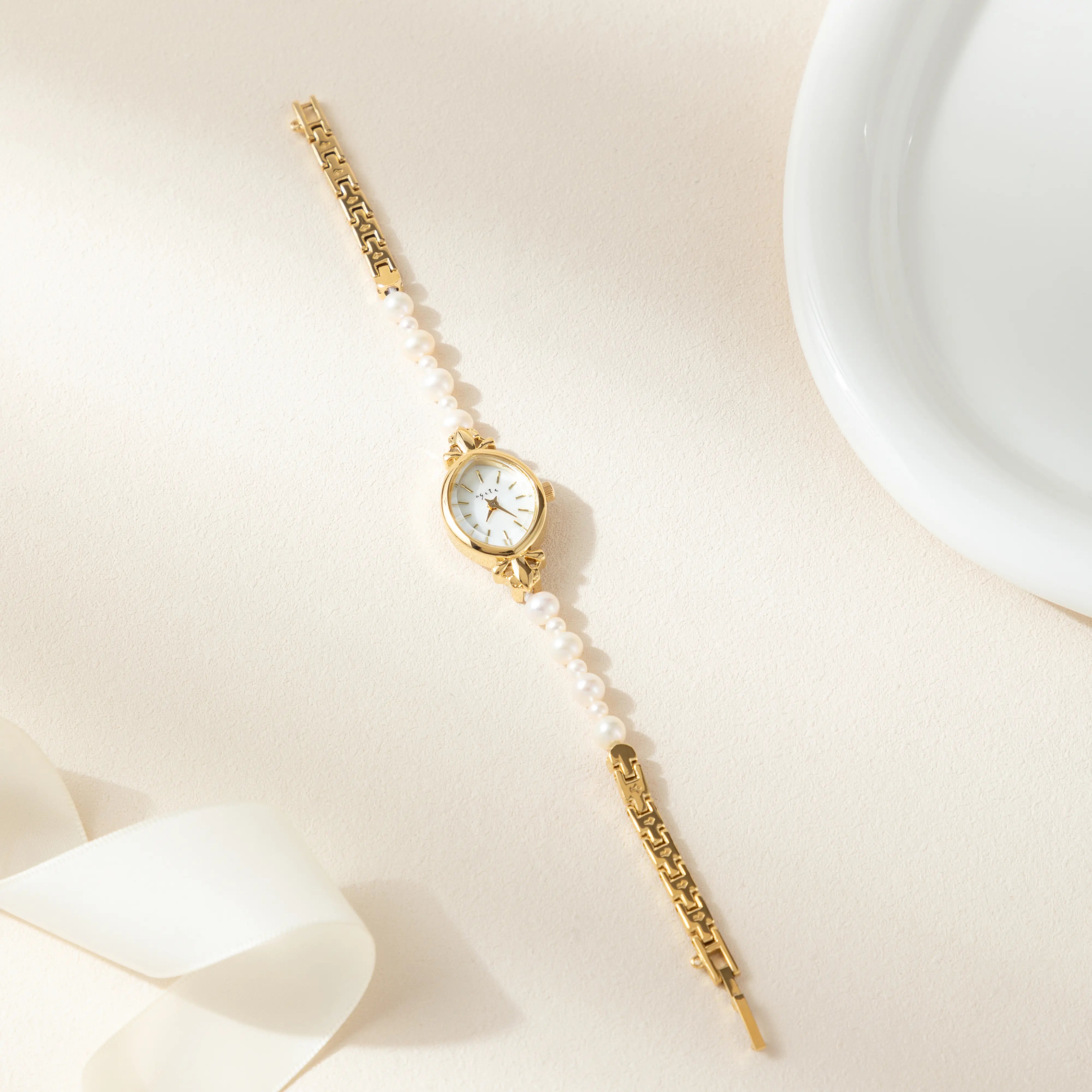 Aurelia – Ceas de dama cu cadran în formă de picătură.