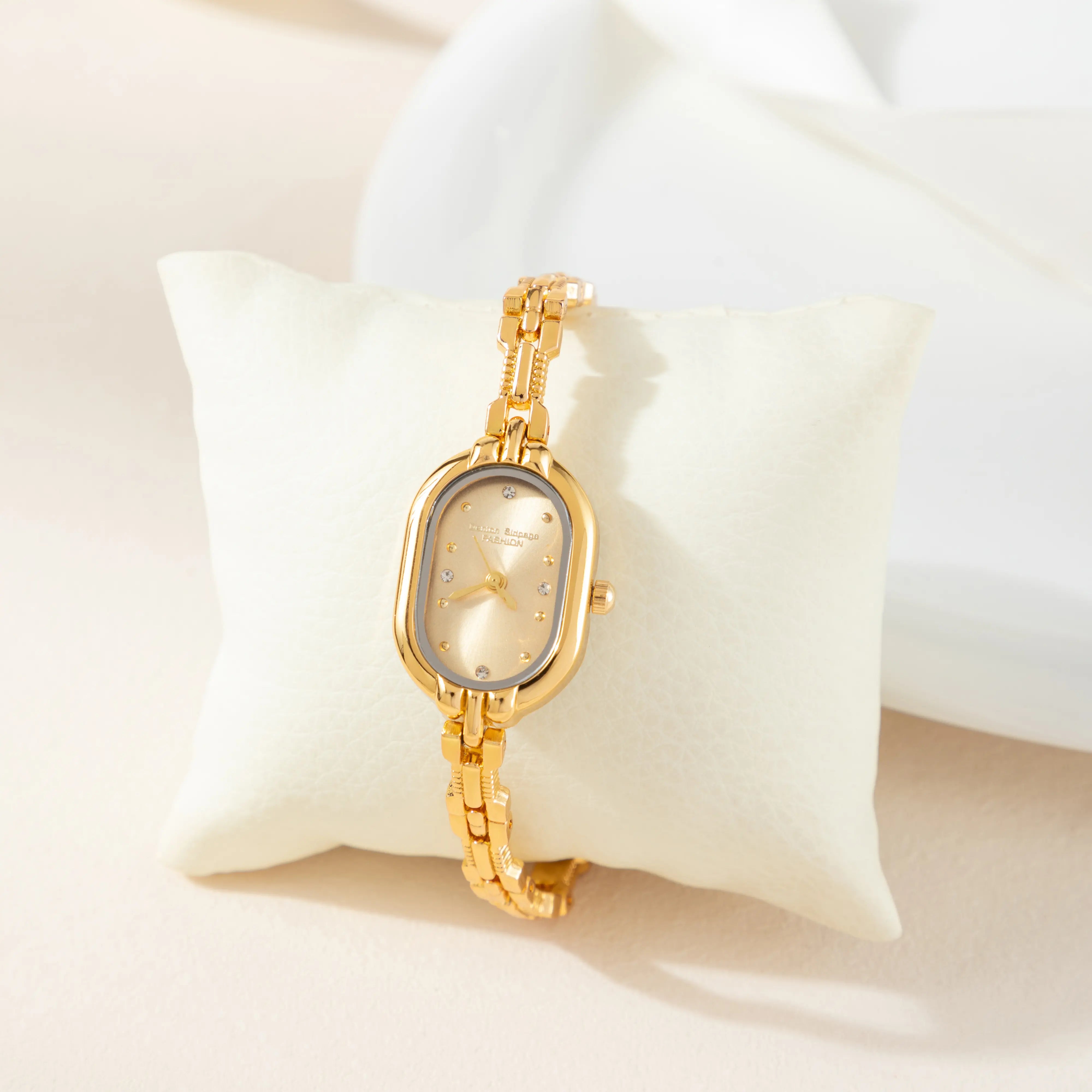 Viktoria – Ceas cu carcasă ovală.