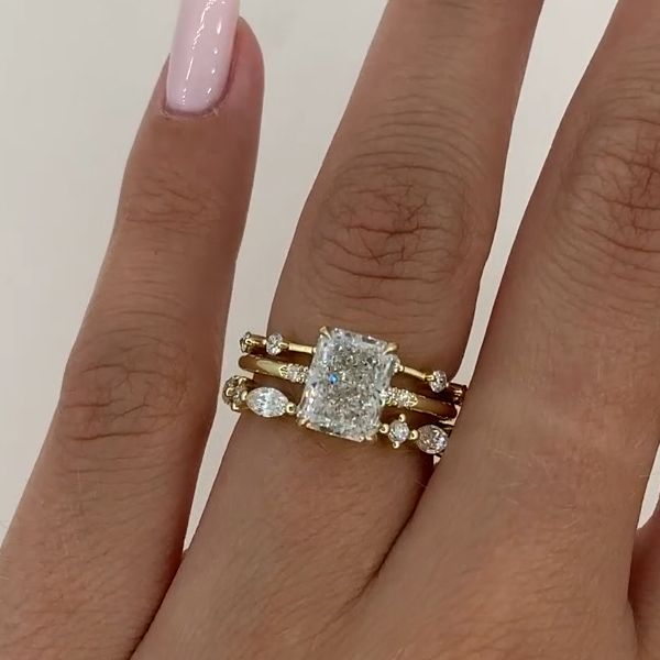 Nora – Inel de diamant cu design stratificat.