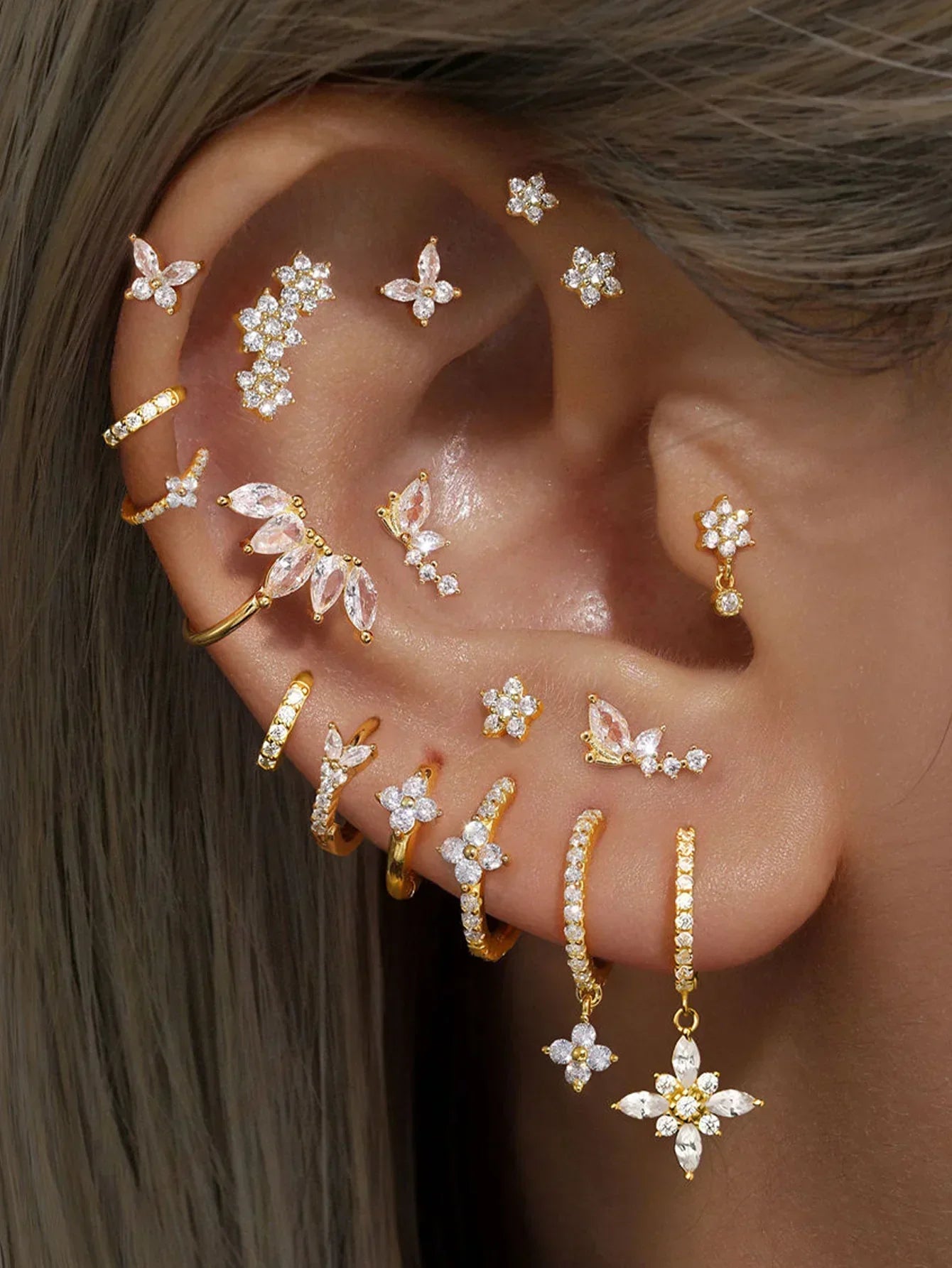 Eva-Marie – Cercei delicați aurii cu formă fluidă.