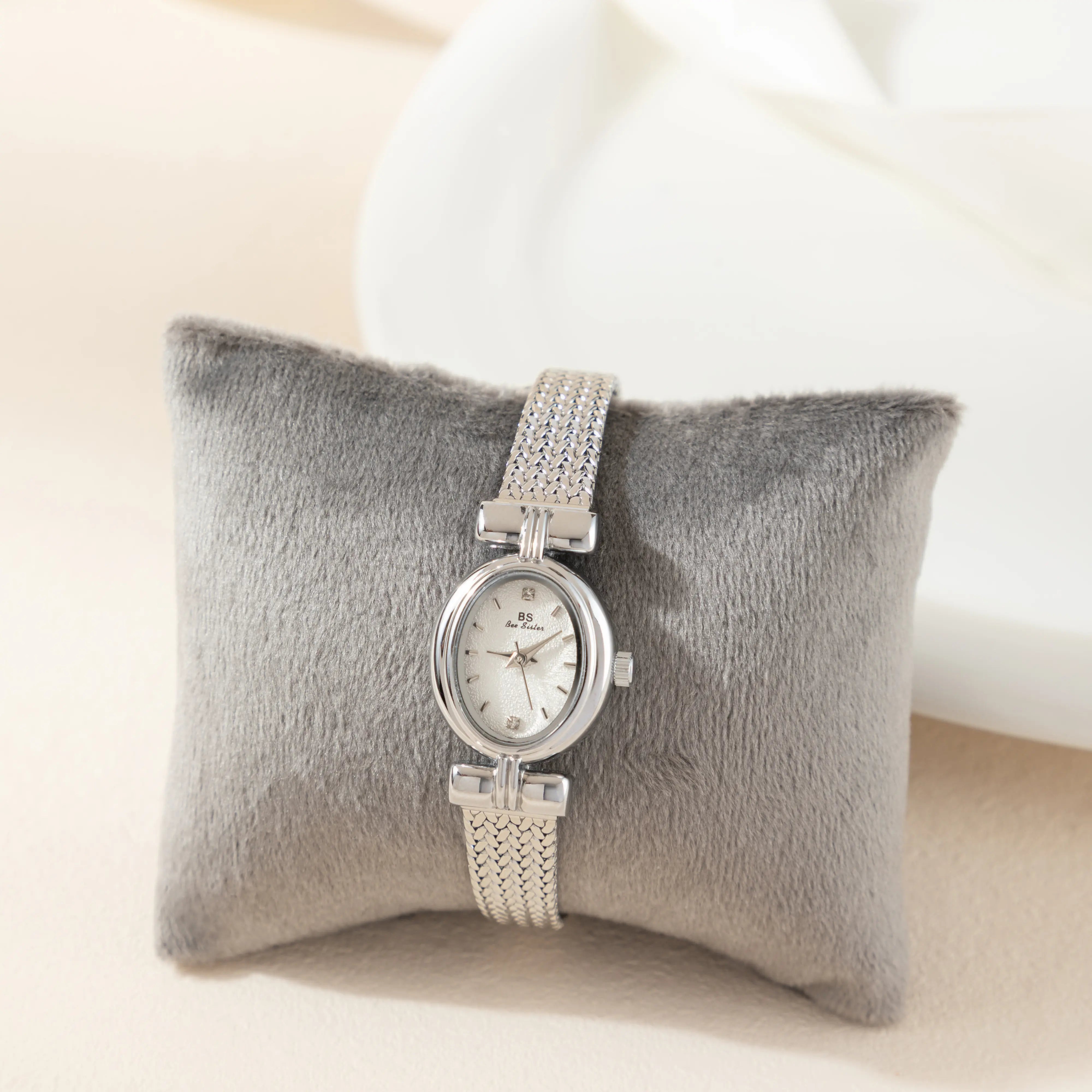 Selina – Ceas cu design oval.