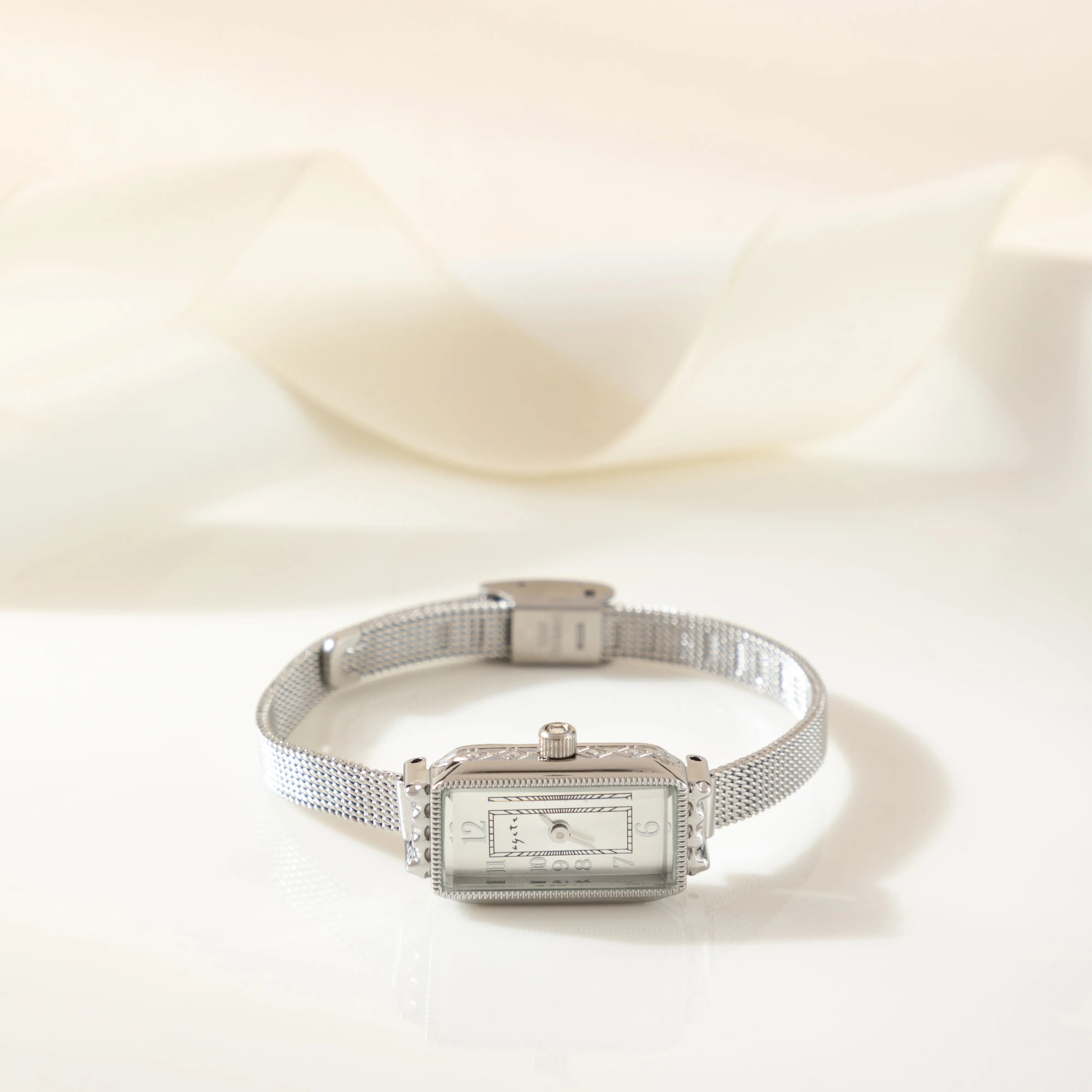 Theresa – Ceas cu cadran dreptunghiular.