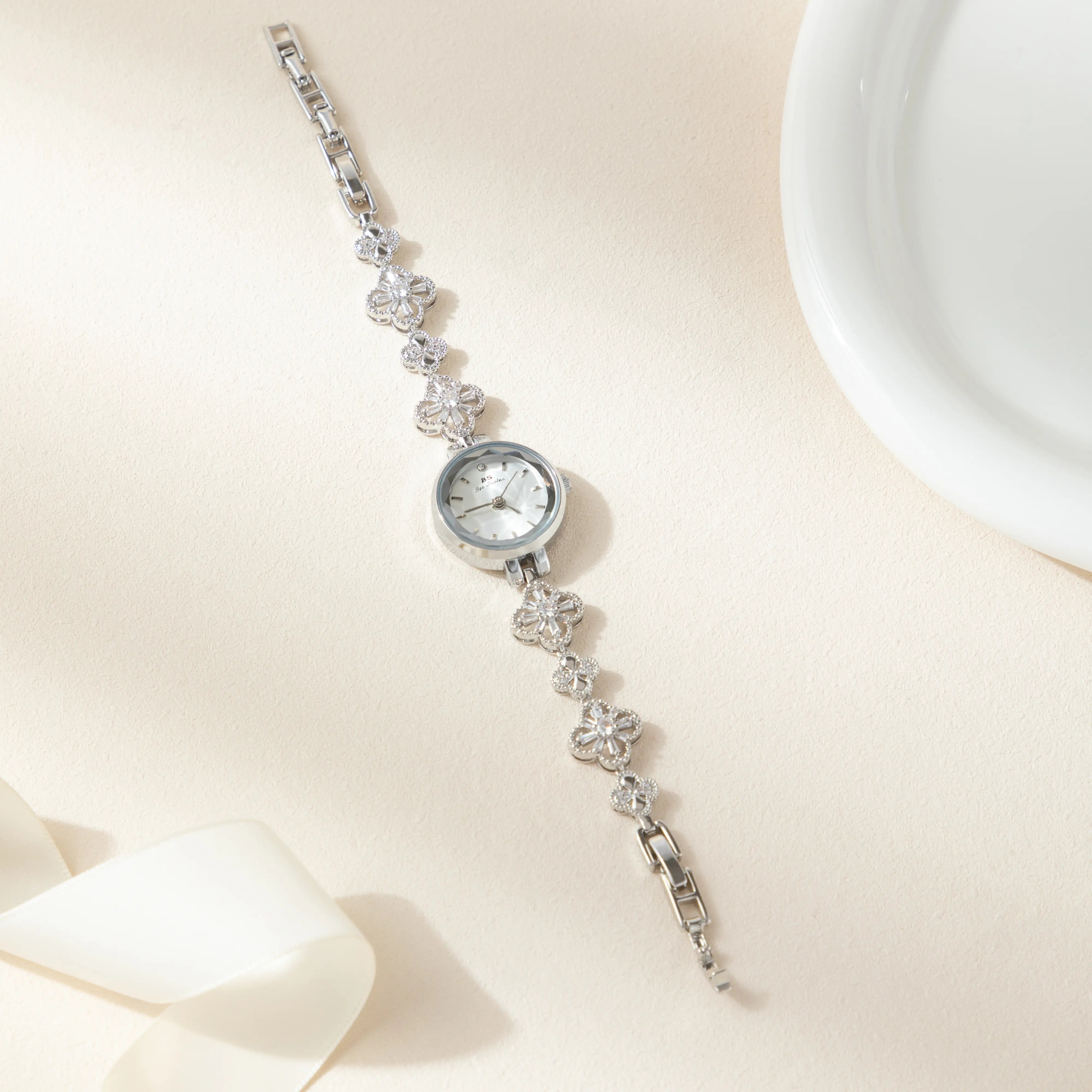 Elina – Brățară inspirată de flori din aur.