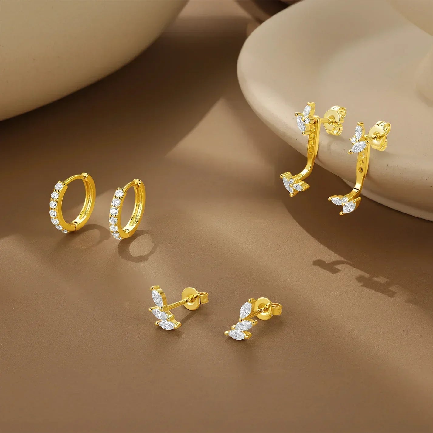 Tereza – Cercei delicati aurii cu o linie clară.