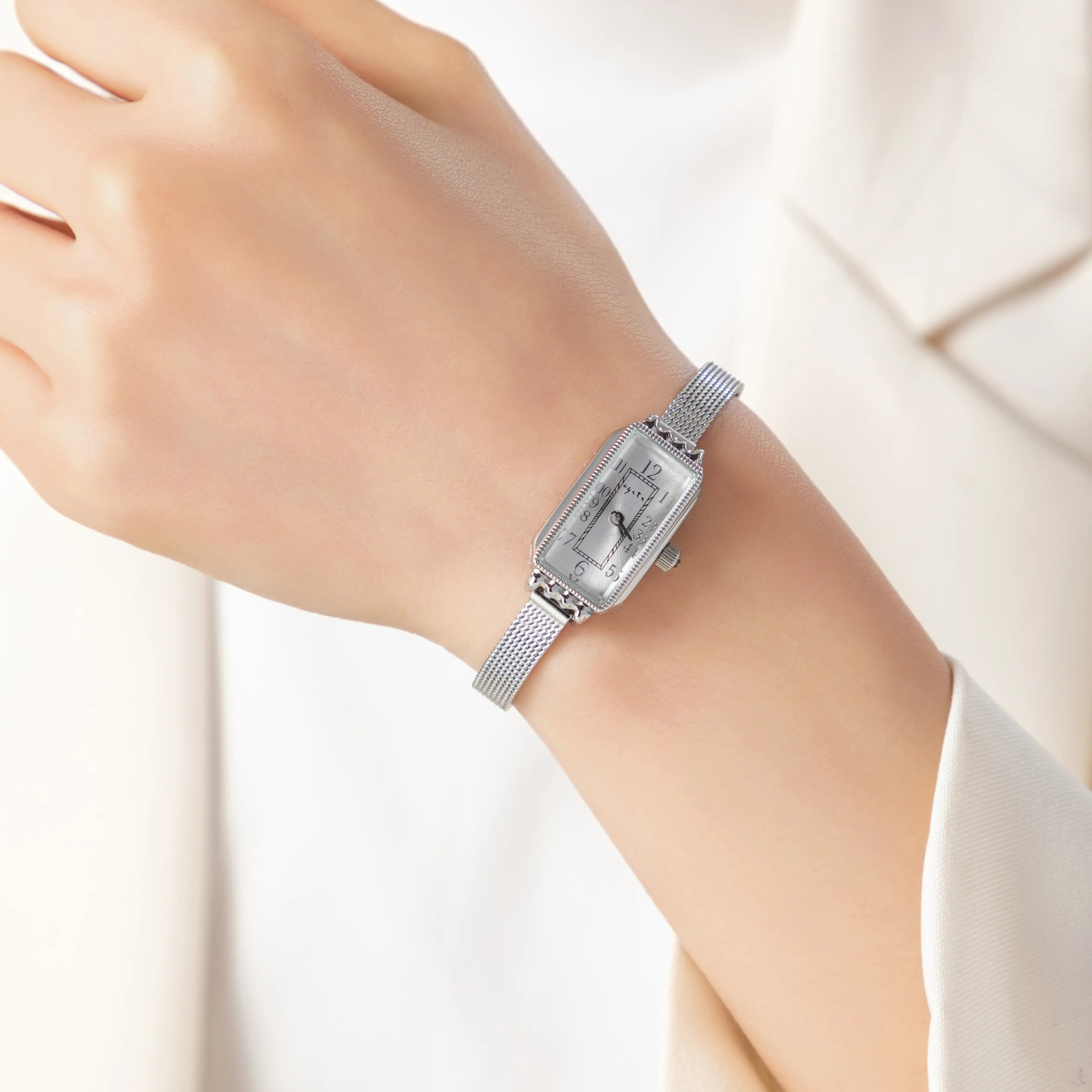 Theresa – Ceas cu cadran dreptunghiular.