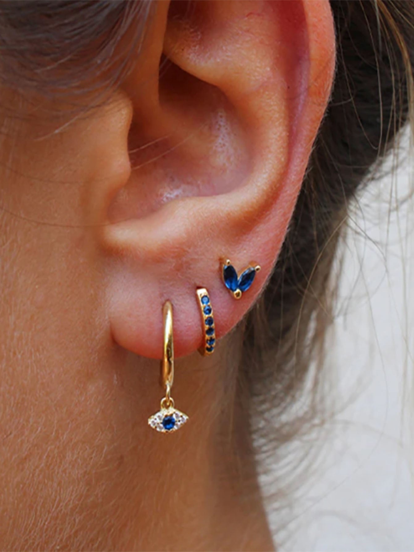 Leandra – Cercei din aur cu formă rafinată.