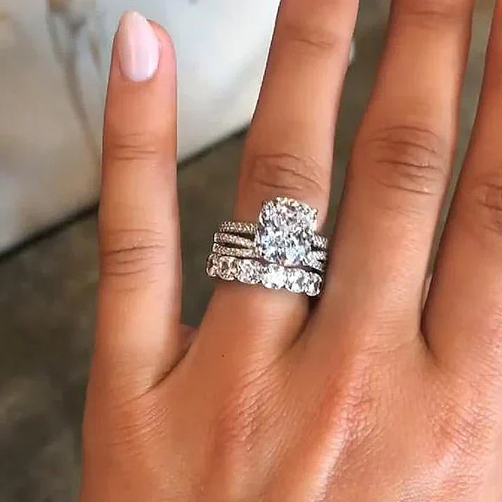 Iris – Inel de diamant cu piatră ovală.