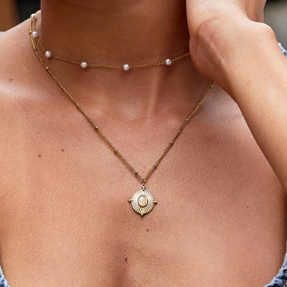 Annika – Colier delicat din aur cu pandantiv pătrat.