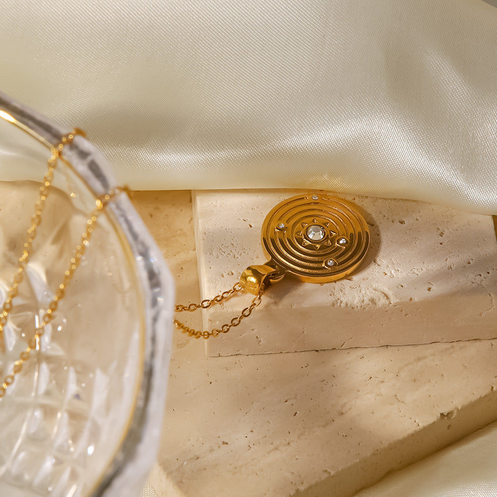 Alžběta – Colier cu pandantive simbolice mici.