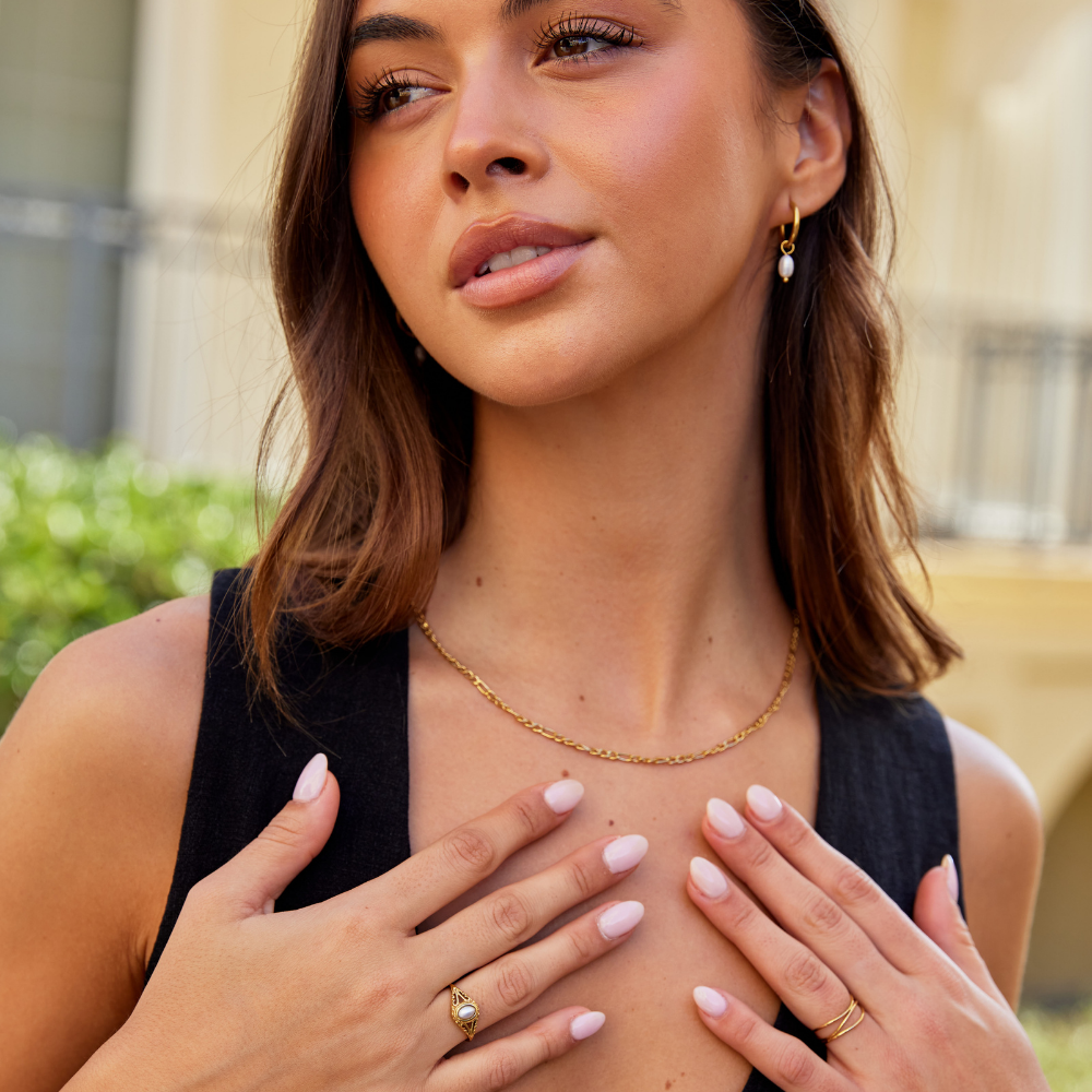 Nora – inel de declarație din aur cu linie curbată.