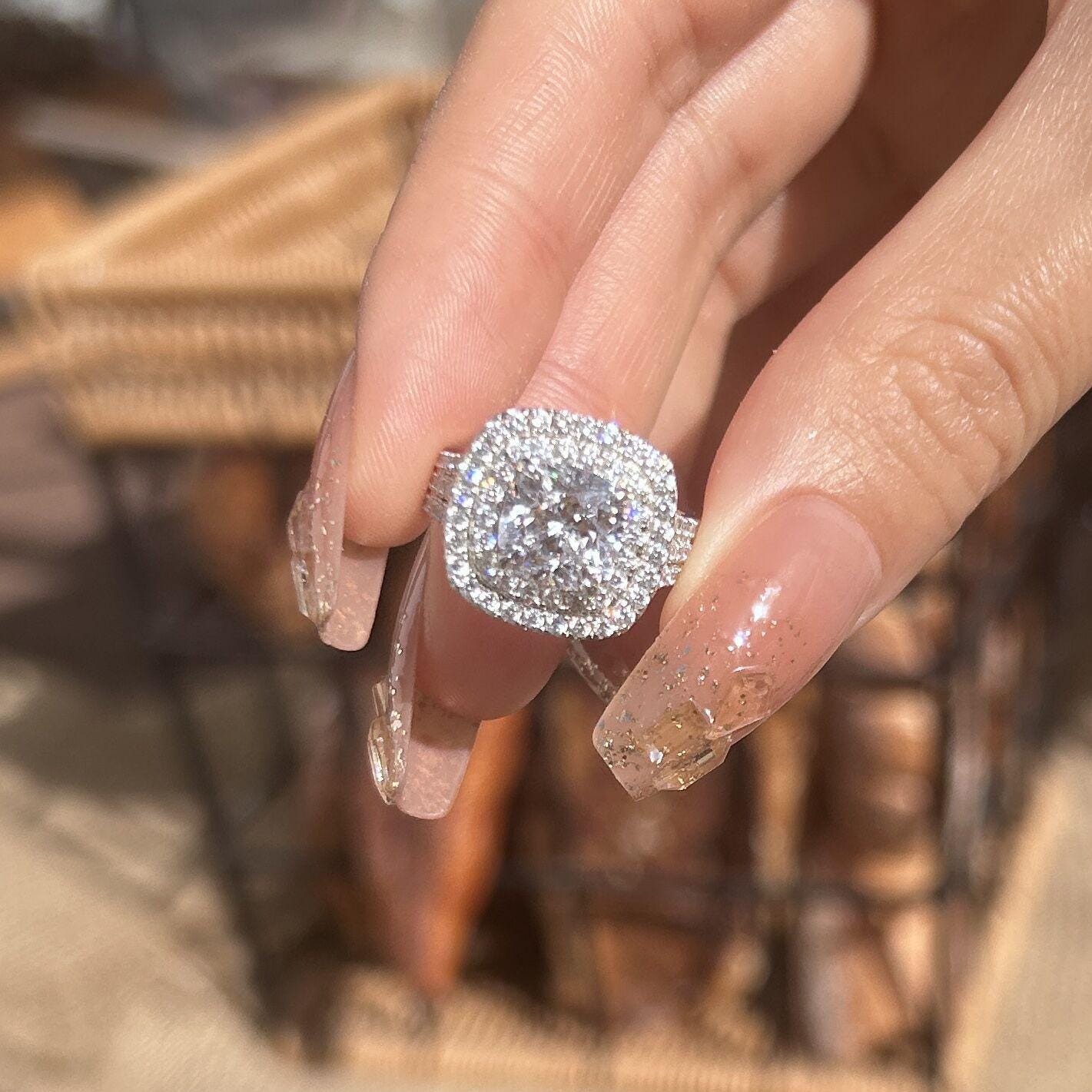 Frieda – Inel solitar cu piatră rotundă.