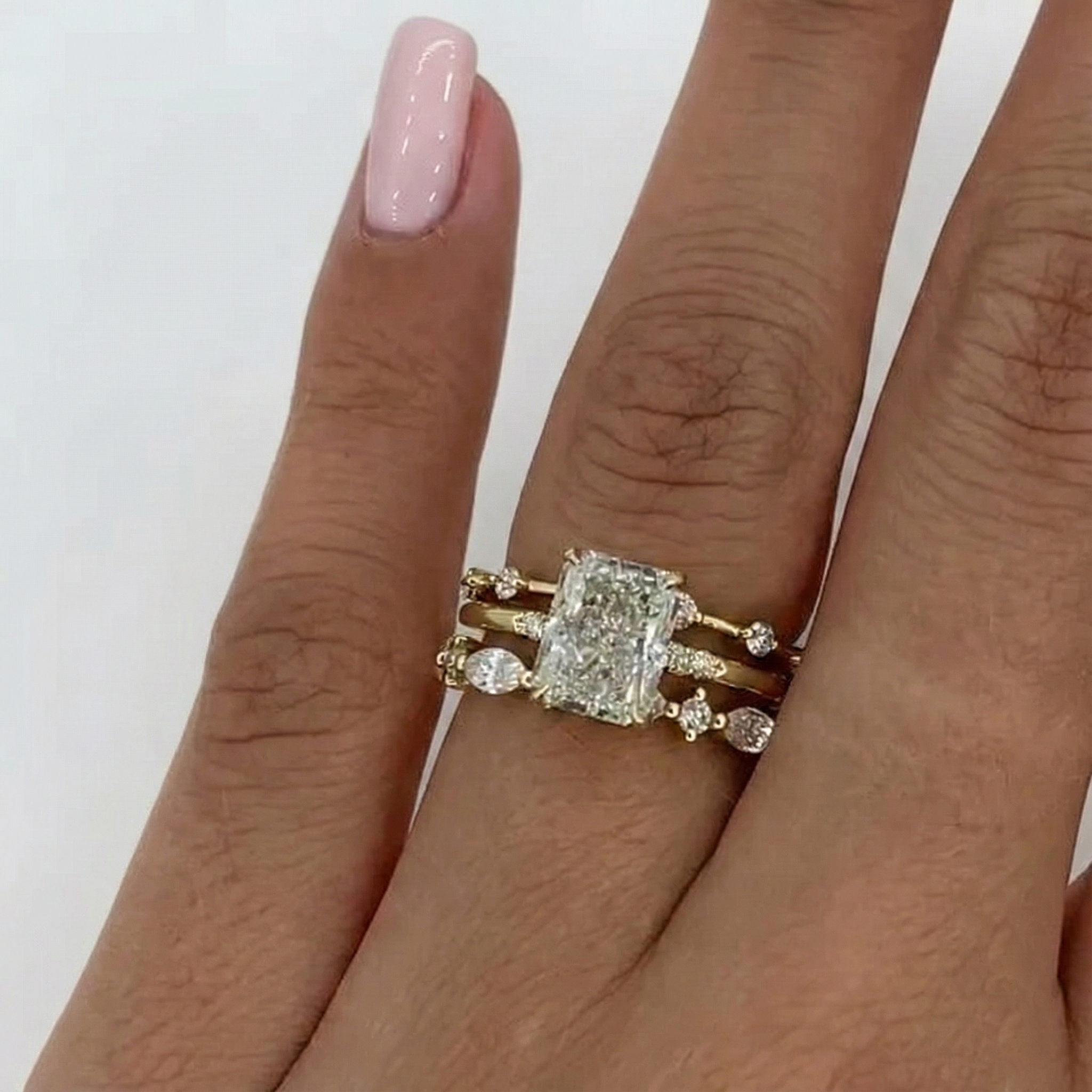 Nora – Inel de diamant cu design stratificat.