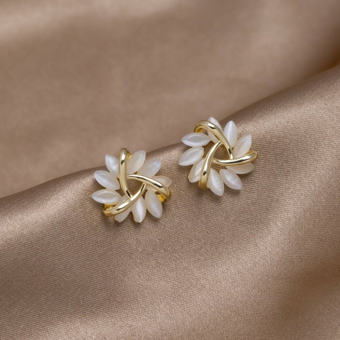 Karolína – Cercei din aur cu amestec geometric.