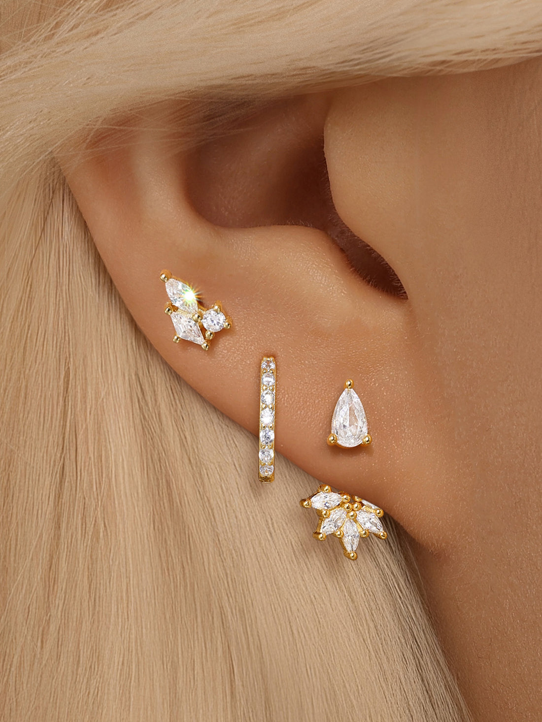 Magda – Cercei delicate din aur cu un luciu moale.