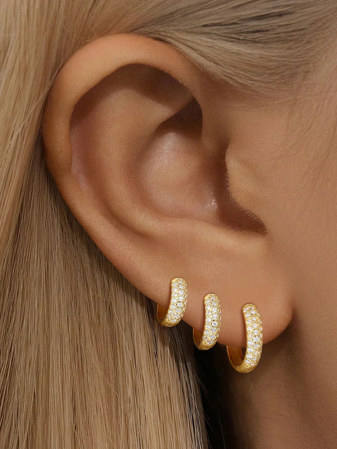 Sina – Cercei din aur cu eleganță minimalistă.