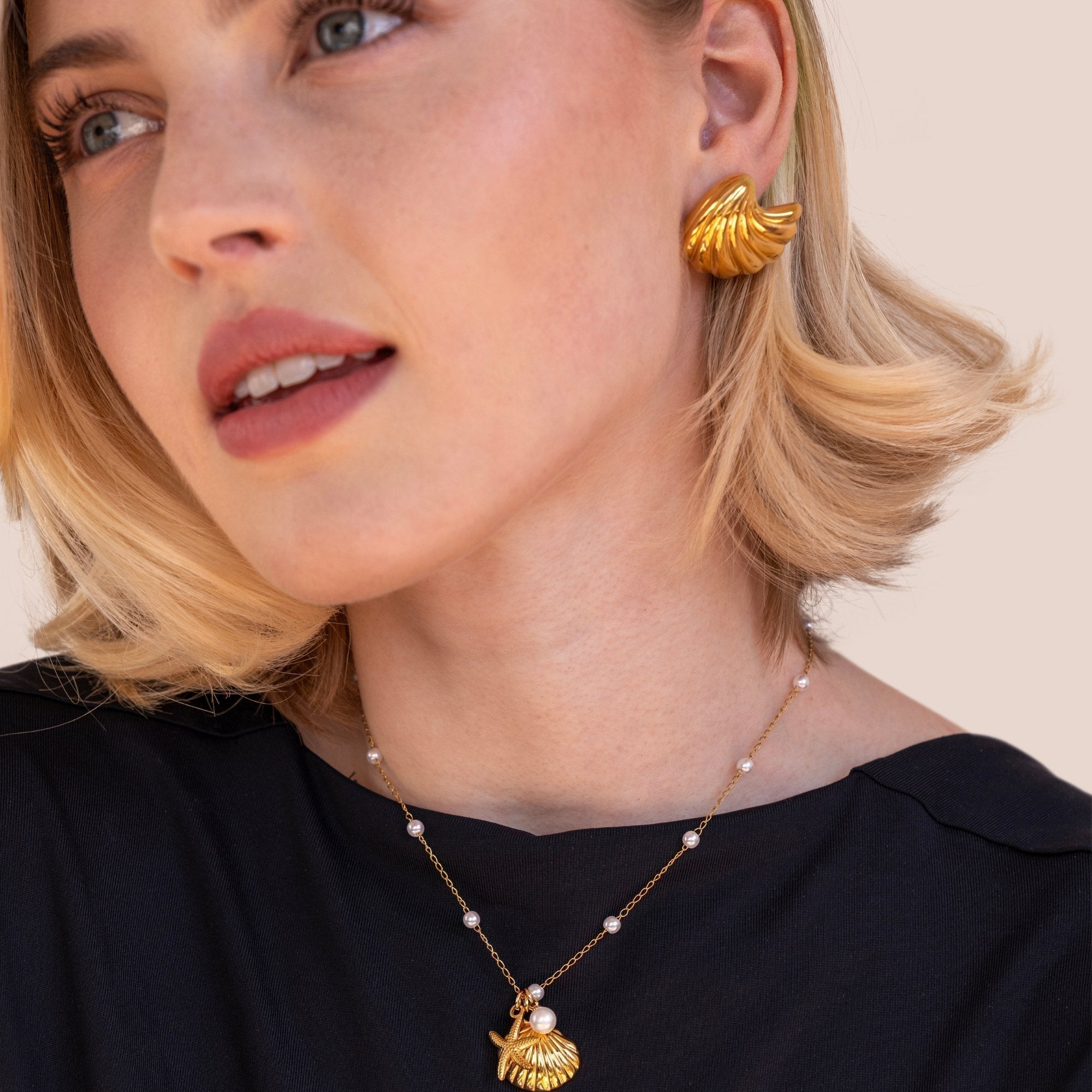 Anneliese – Cercei din aur în formă de scoică.