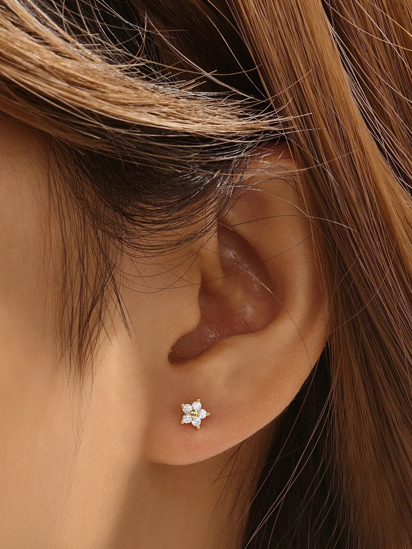 Clarissa – Cercei din aur cu formă pătrată delicată.