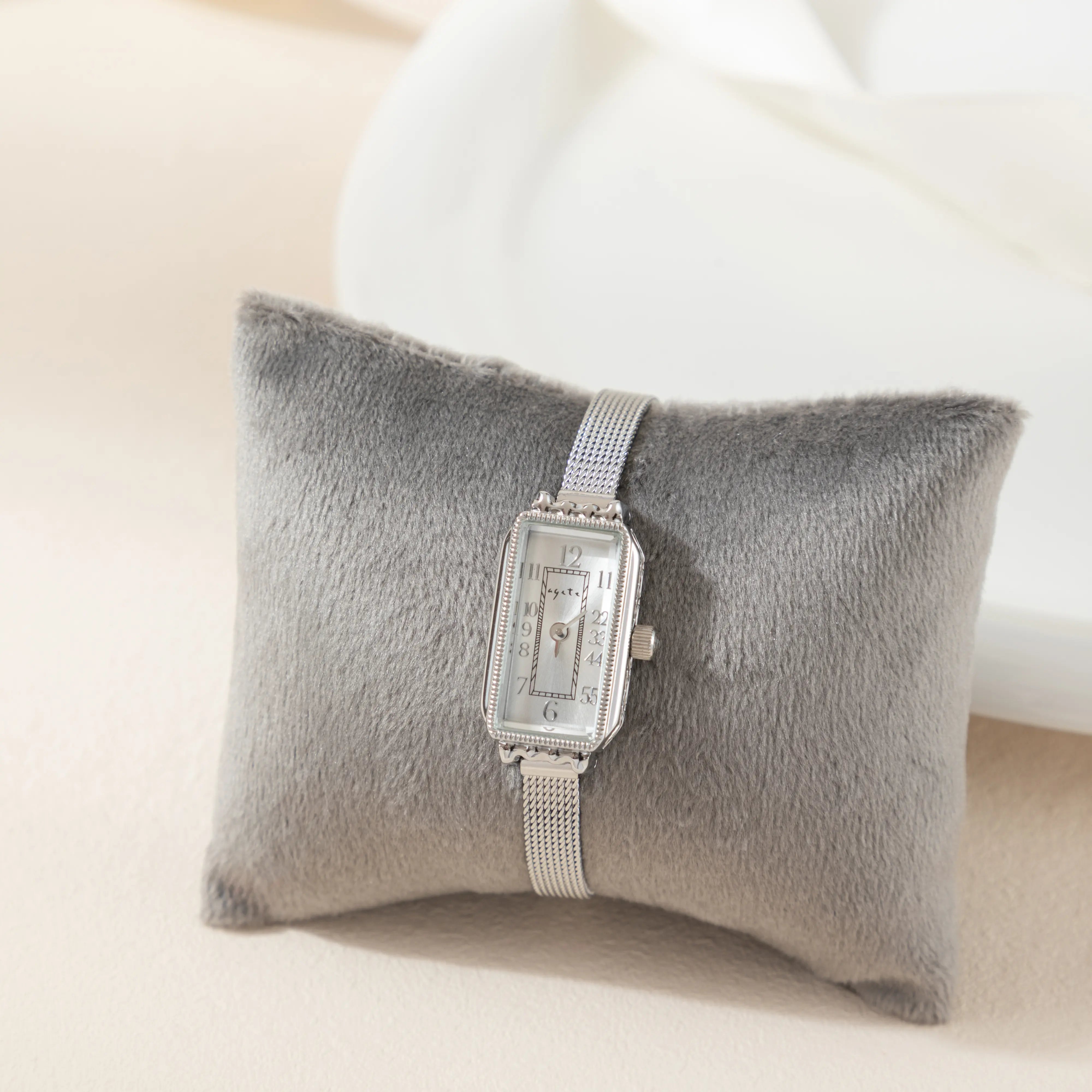 Theresa – Ceas cu cadran dreptunghiular.