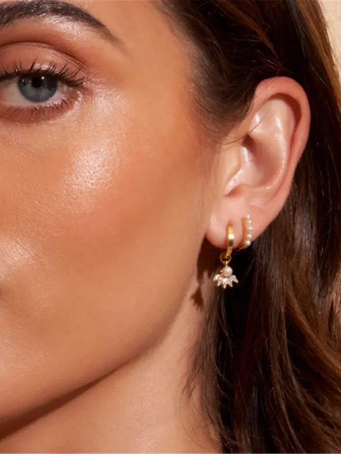 Clarissa – Cercei din aur cu formă pătrată delicată.