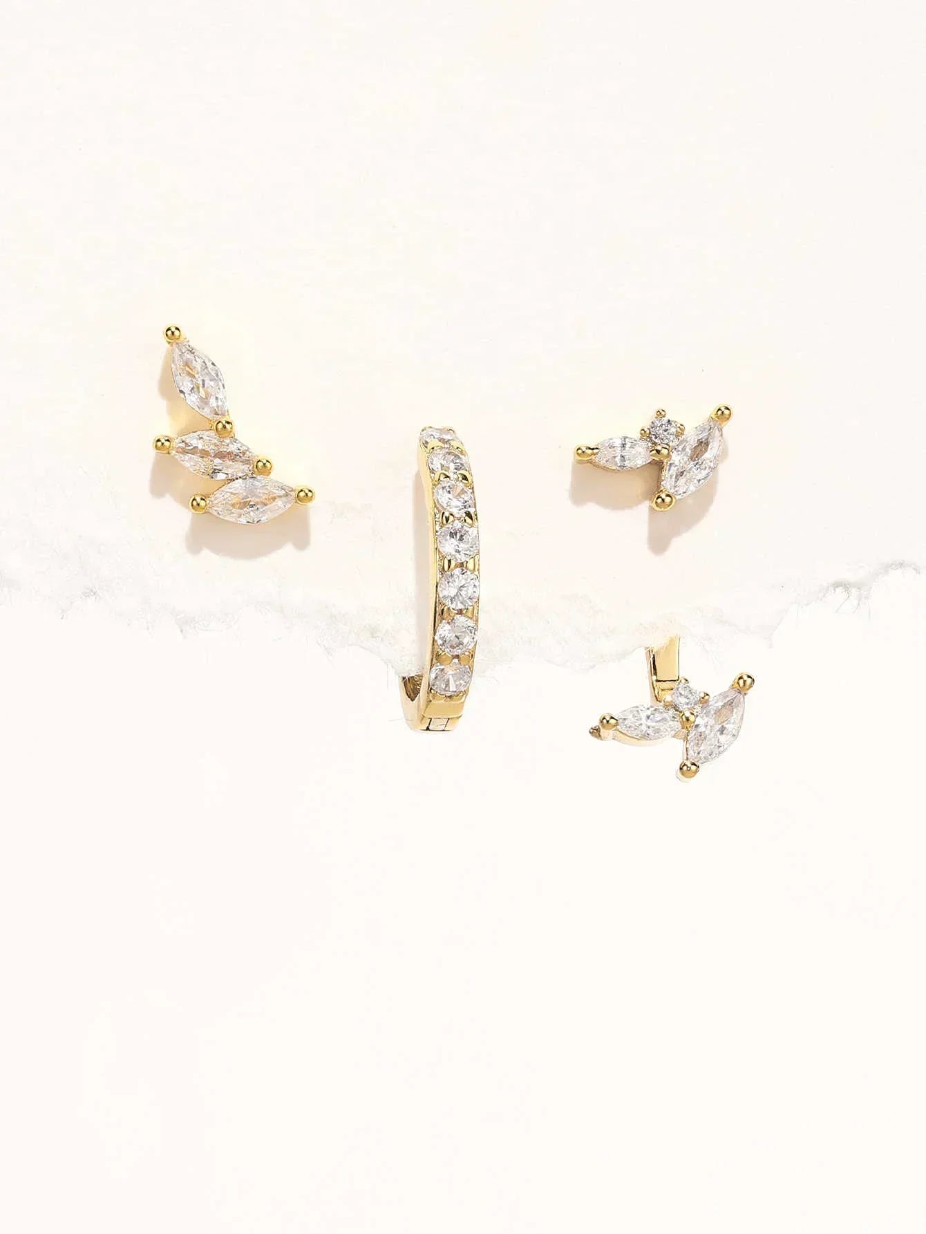 Tereza – Cercei delicati aurii cu o linie clară.