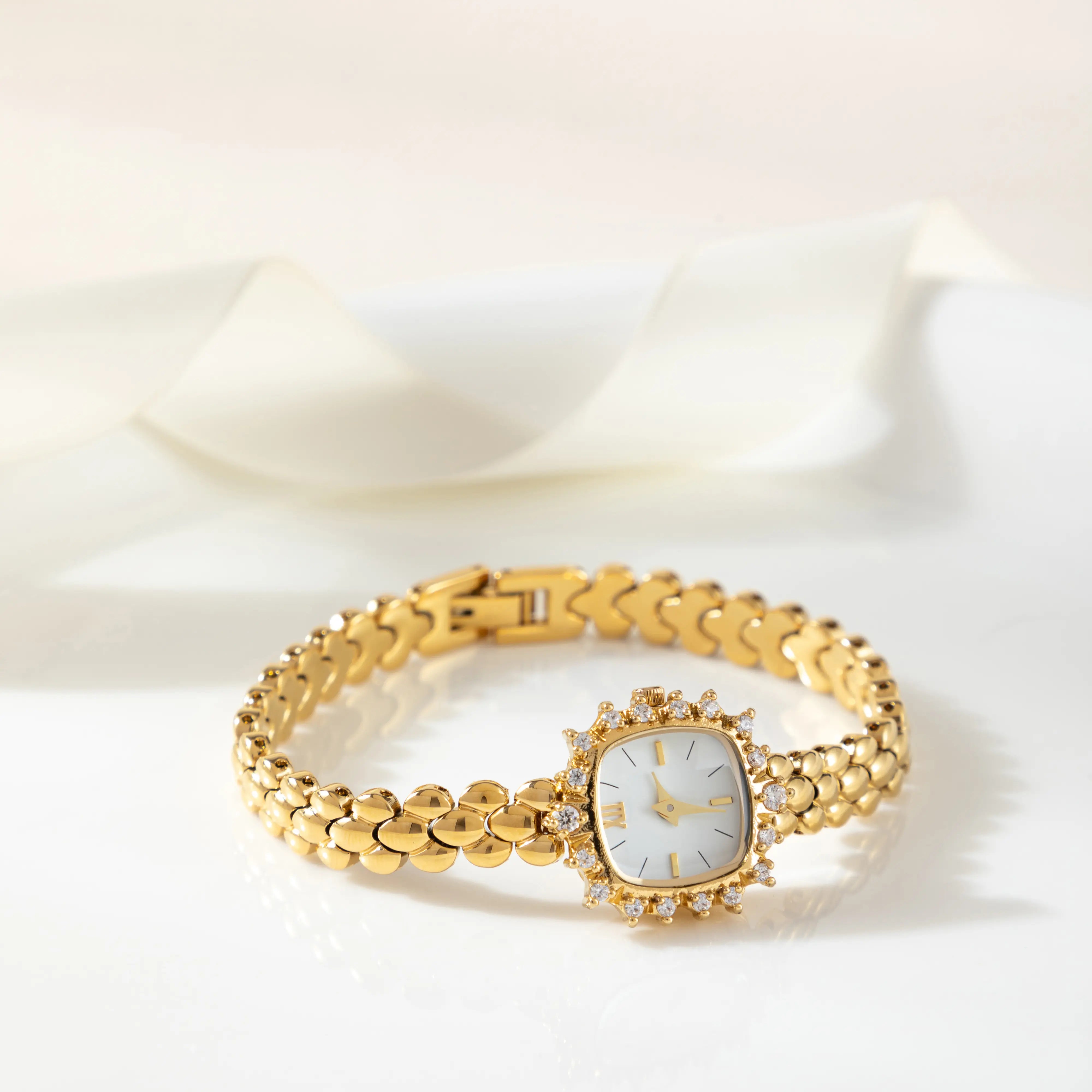 Isabella – Brățară de mână aurie cu cadran rotund.