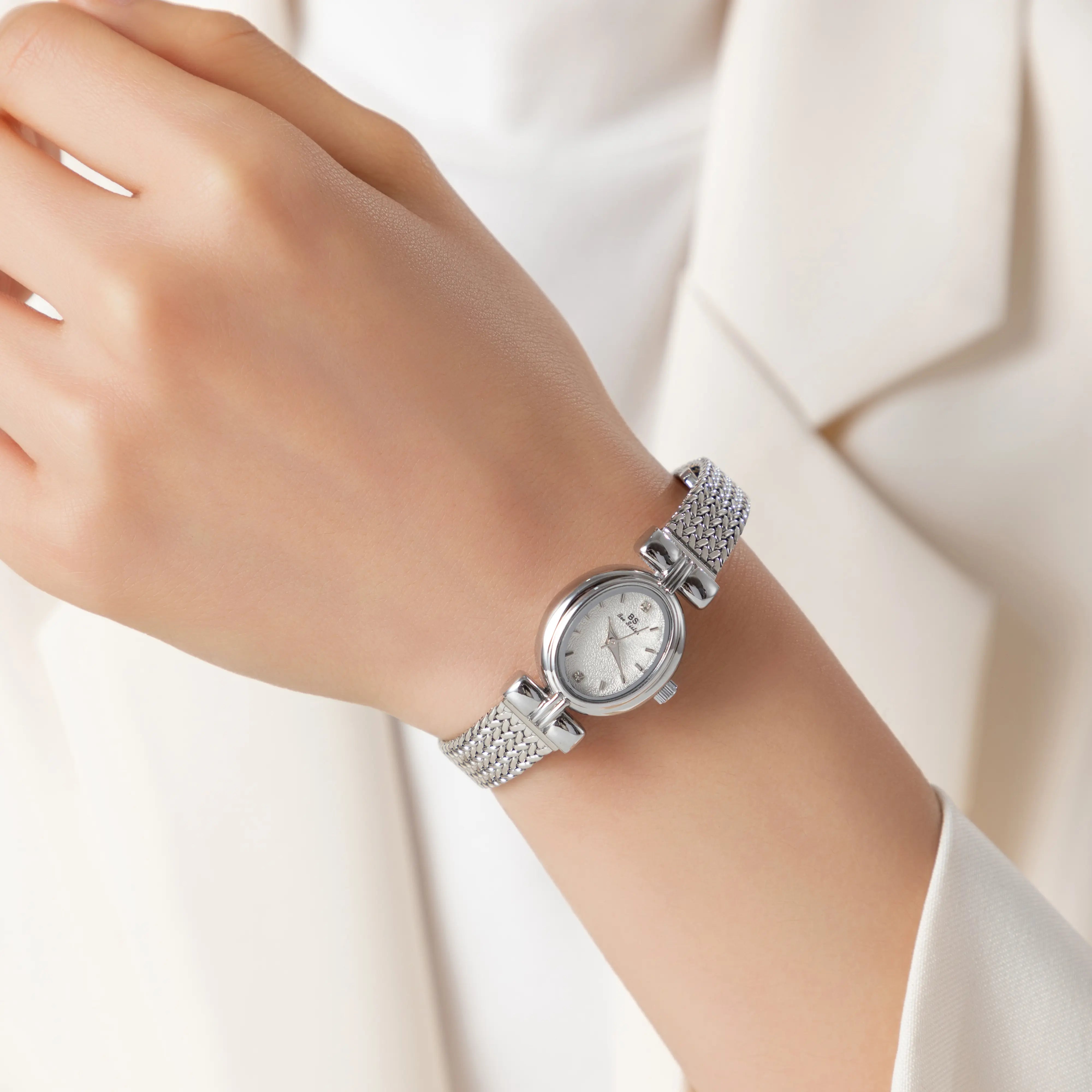 Selina – Ceas cu design oval.