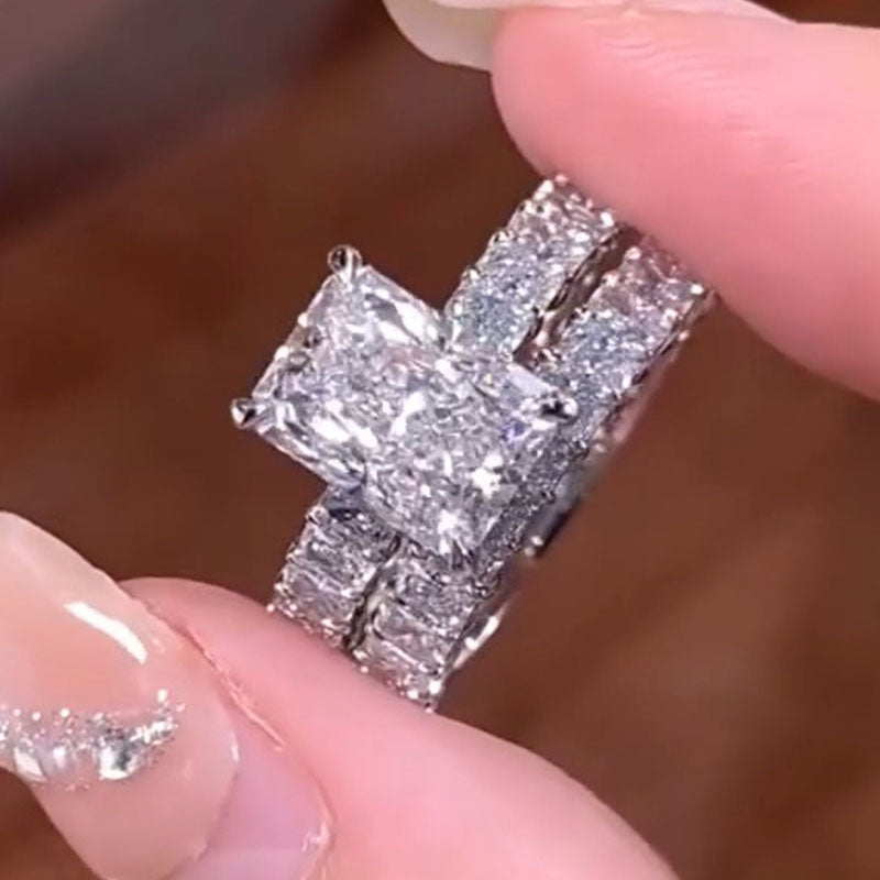 Kateřina – Inel cu diamant cu un tăietură proeminentă în formă de baguette.