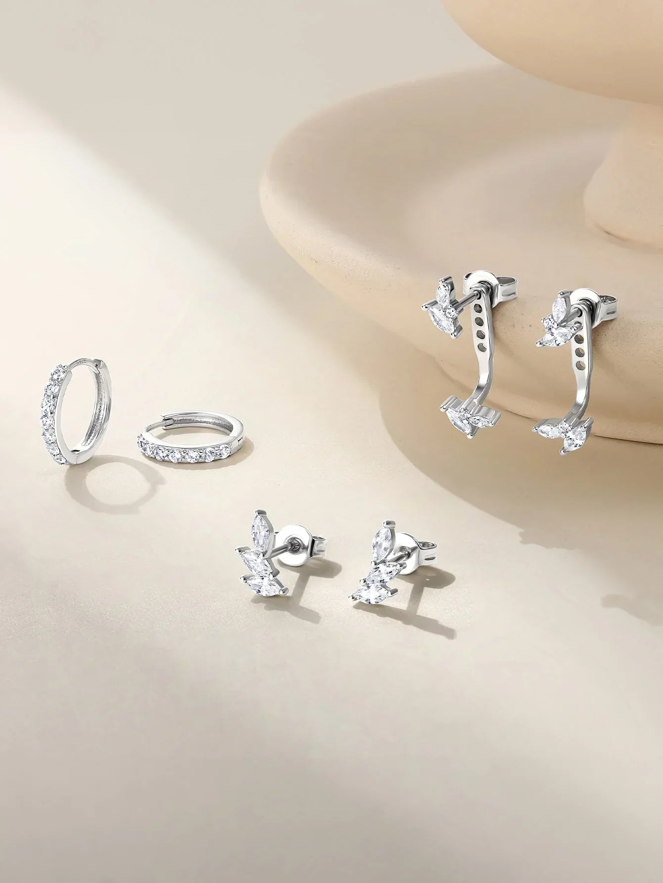 Tereza – Cercei delicati aurii cu o linie clară.