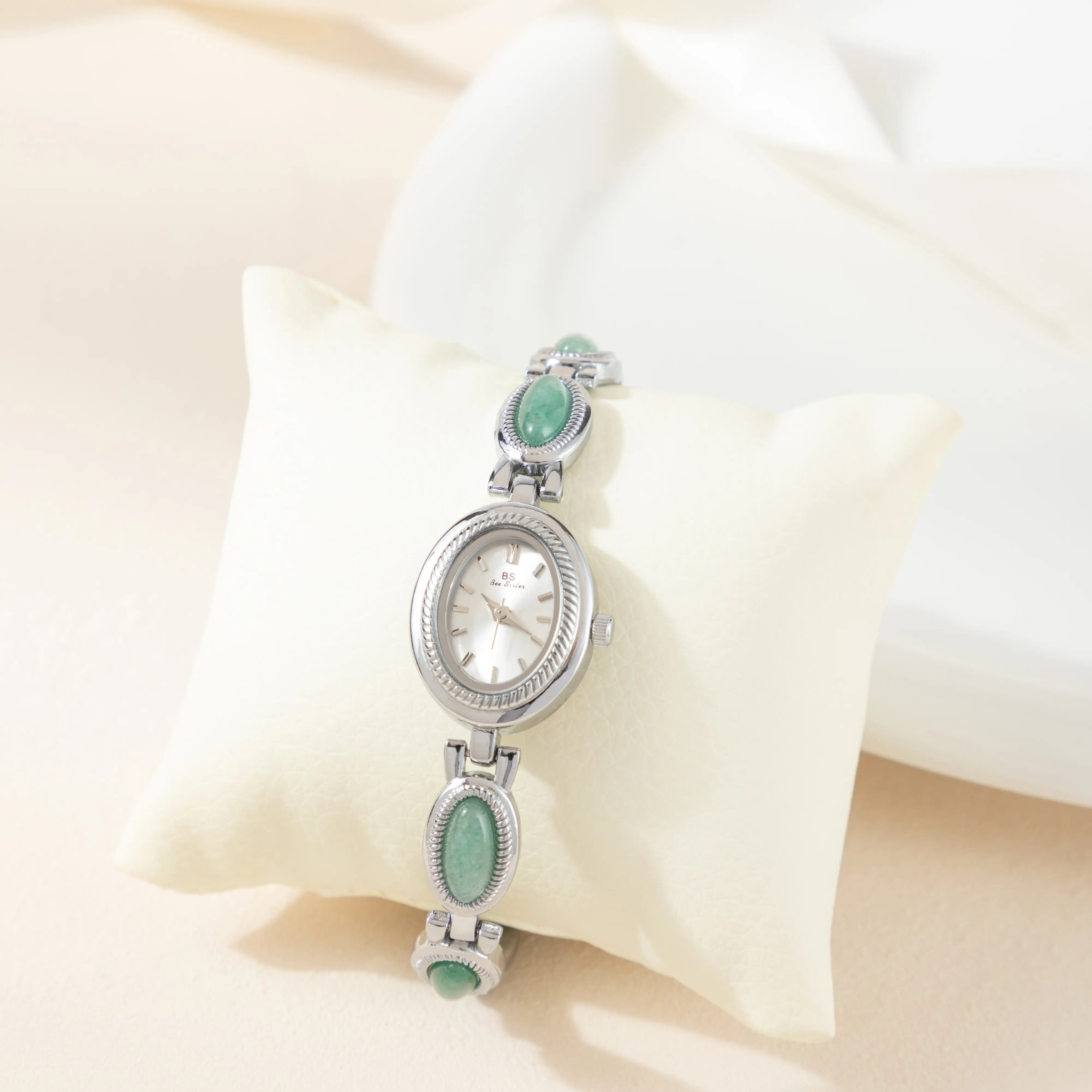 Clara – Ceas cu cadran dreptunghiular.