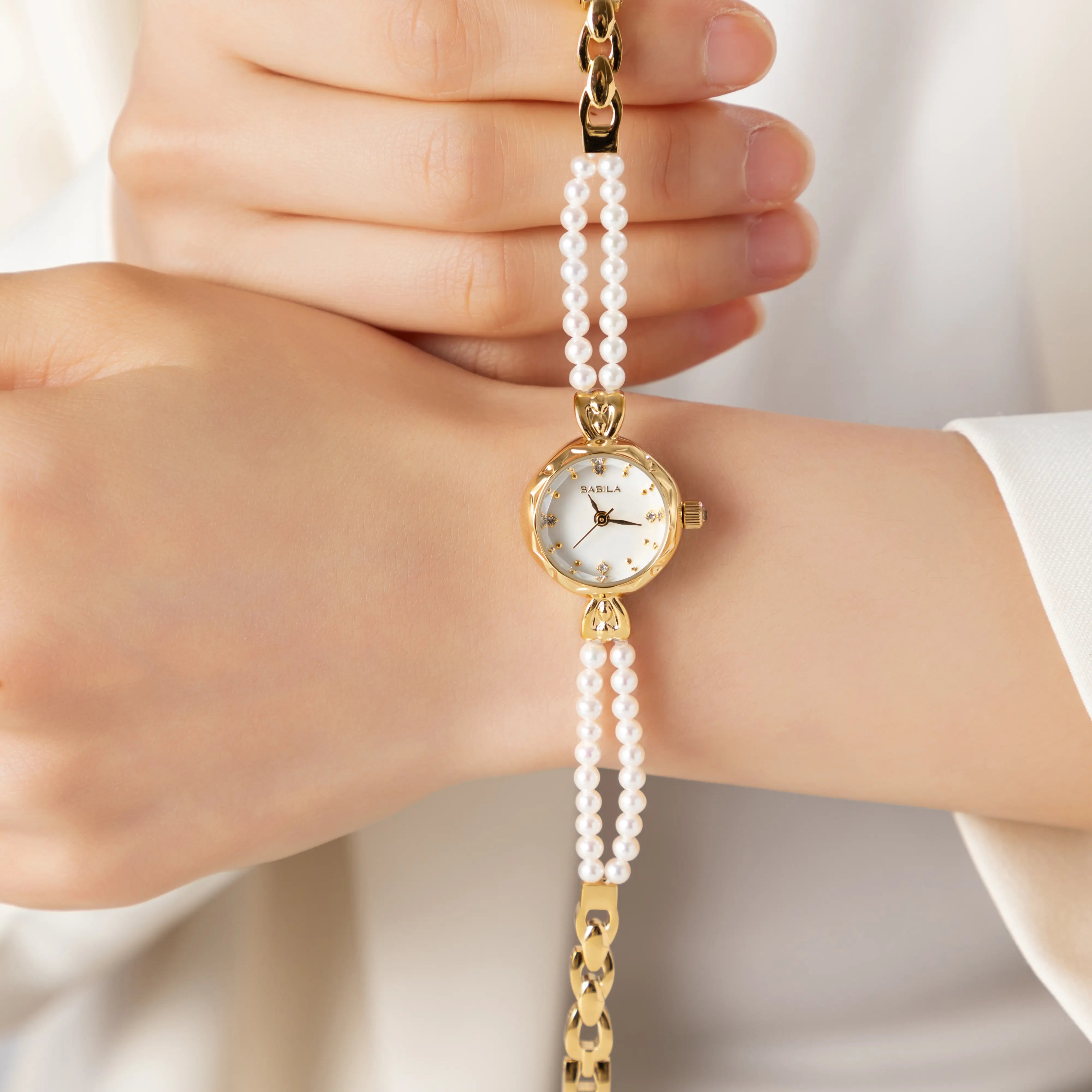 Johanna – Ceas auriu cu ramă de sticlă.