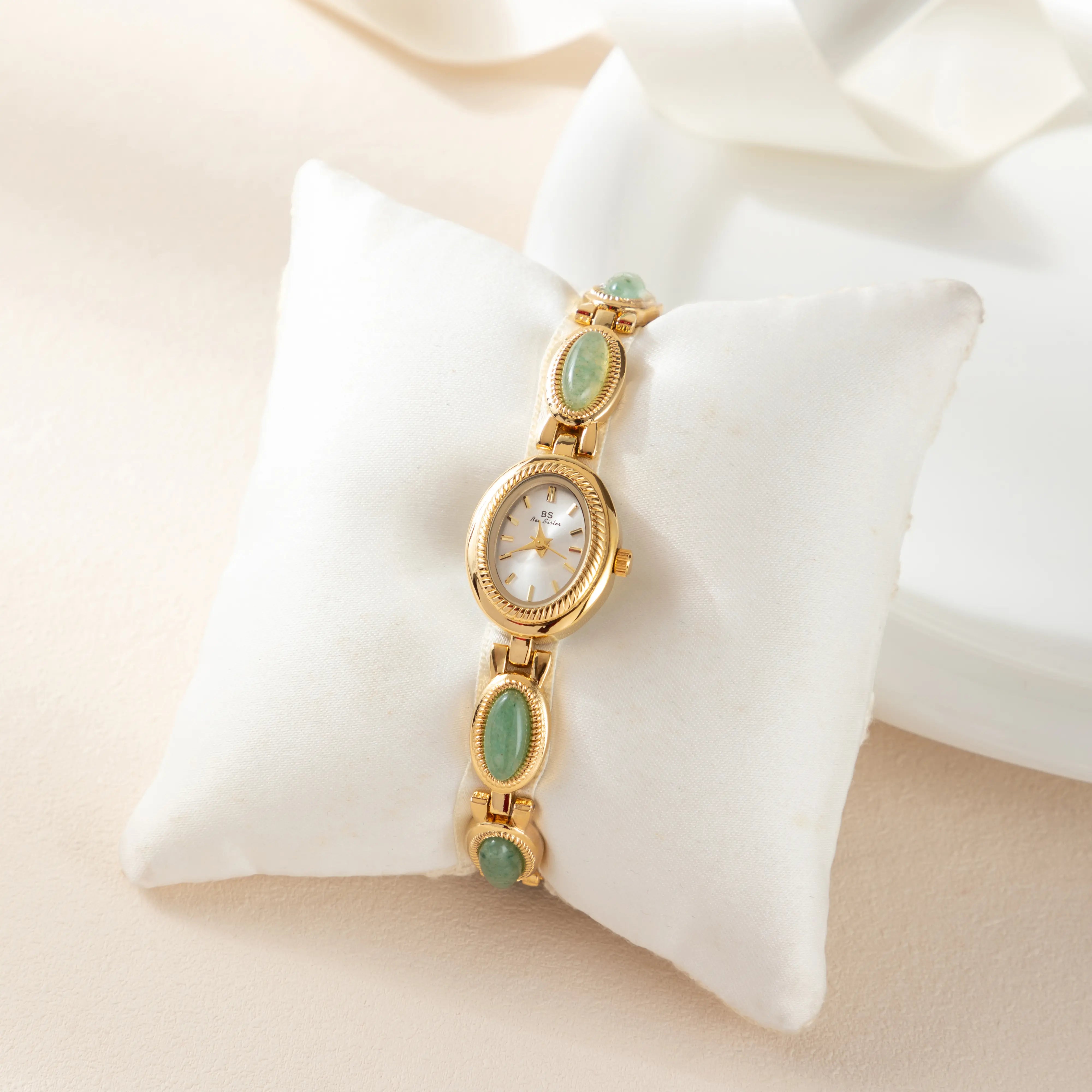 Clara – Ceas cu cadran dreptunghiular.