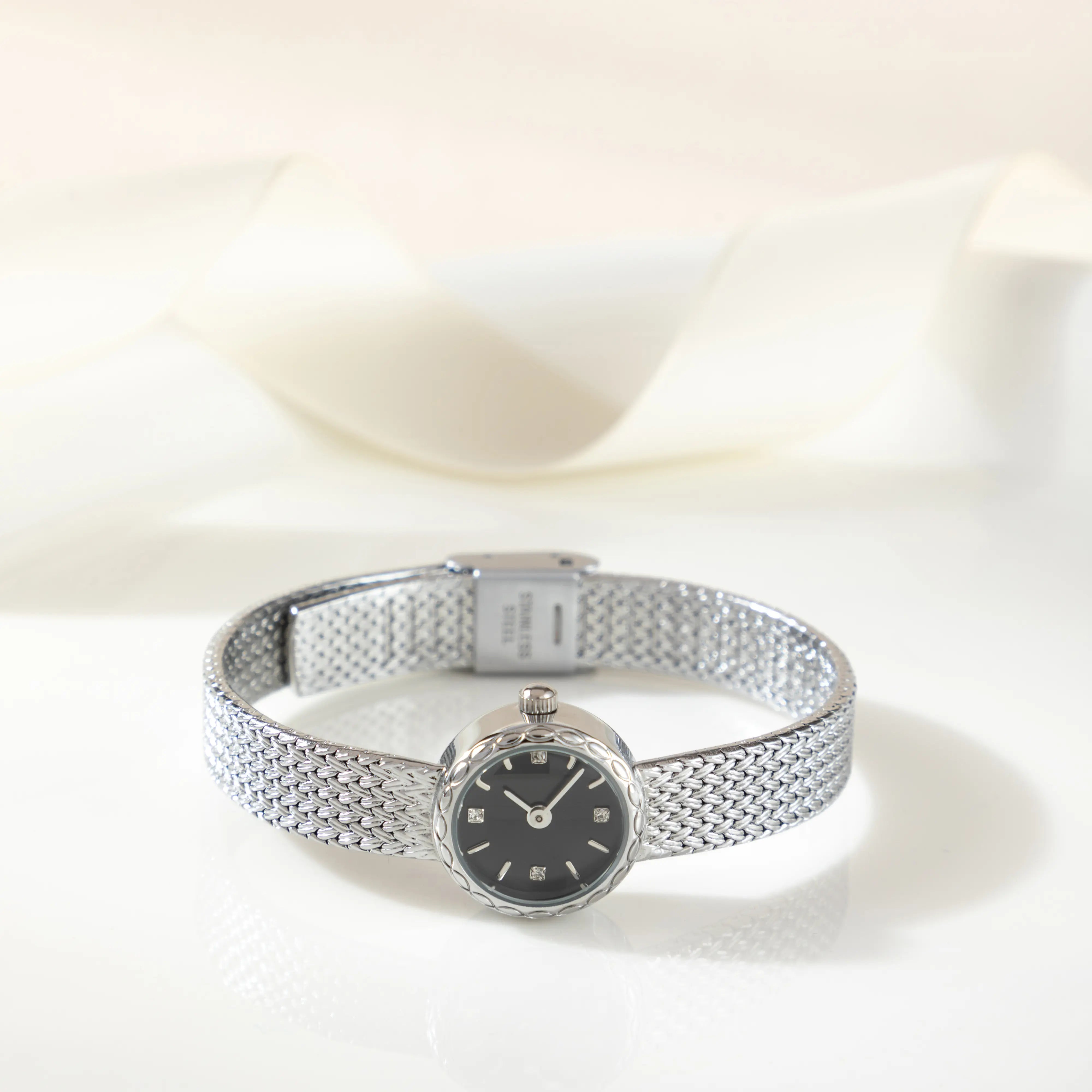 Magdalena – Ceas cu brățară subțire.