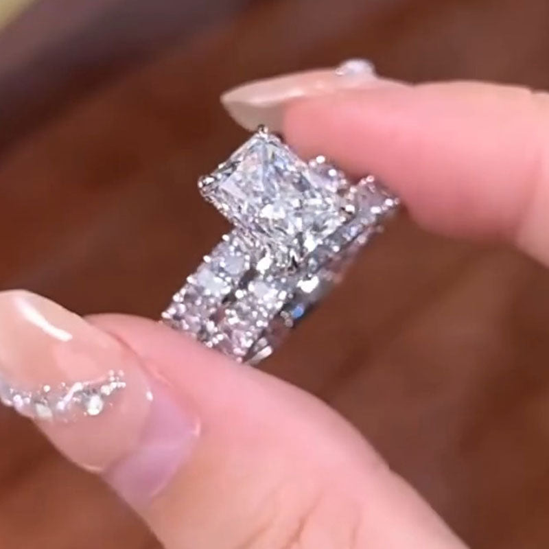 Kateřina – Inel cu diamant cu un tăietură proeminentă în formă de baguette.