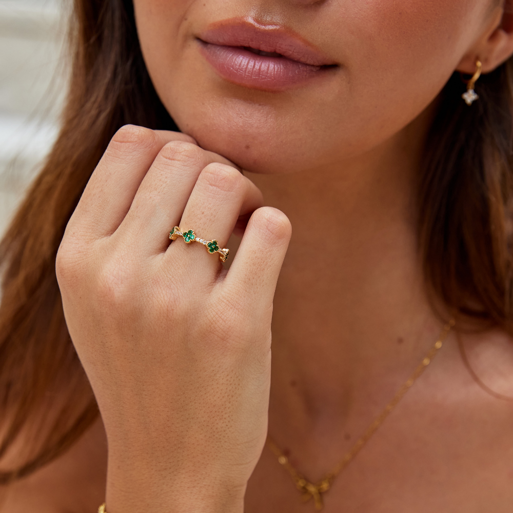 Annika – Inel de aur cu detalii florale și element de smarald.