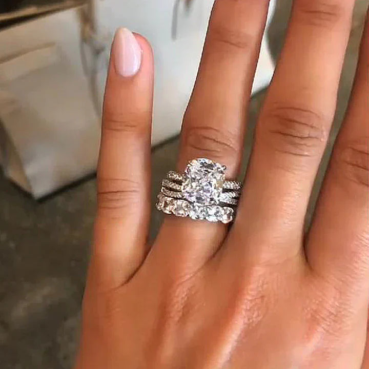 Iris – Inel de diamant cu piatră ovală.