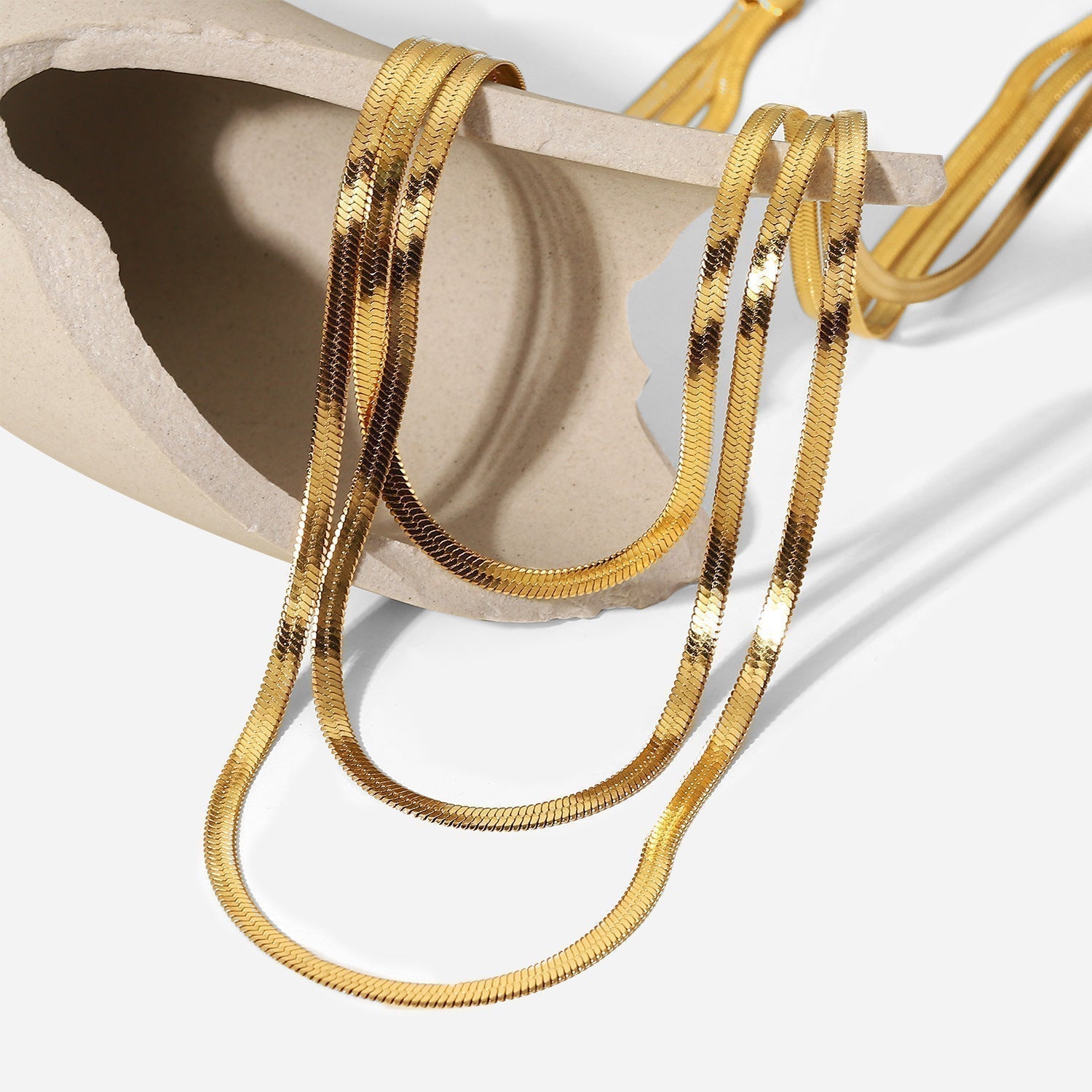 Sofie – Colier cu mai multe straturi în tonuri fine de aur.