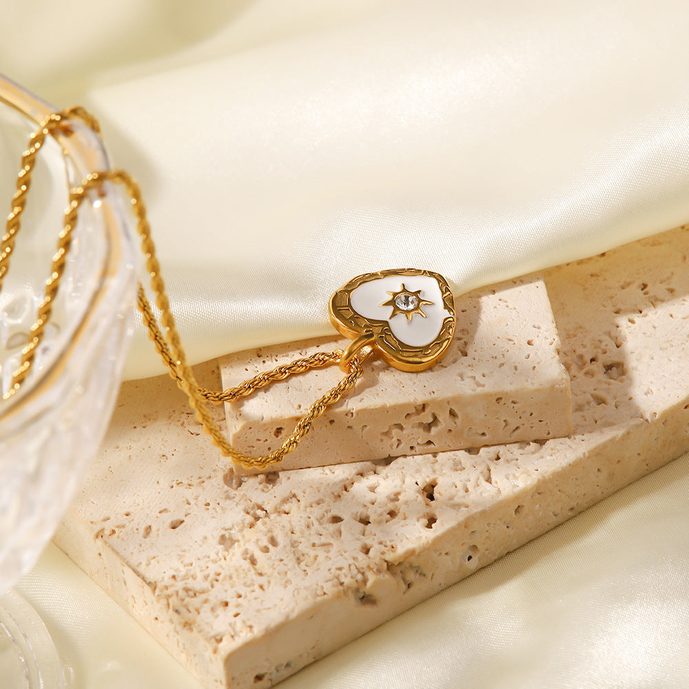 Alžběta – Colier cu pandantive simbolice mici.