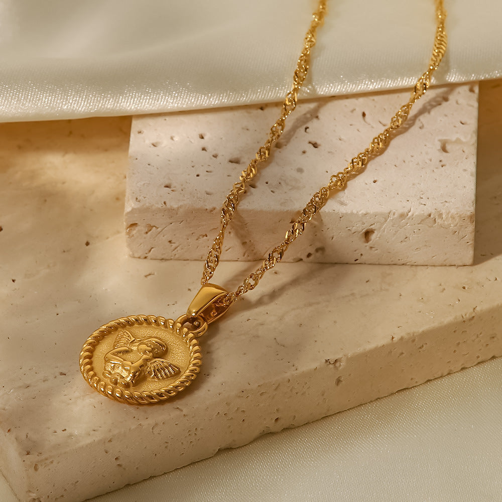 Alžběta – Colier cu pandantive simbolice mici.