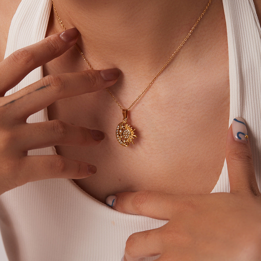 Alžběta – Colier cu pandantive simbolice mici.