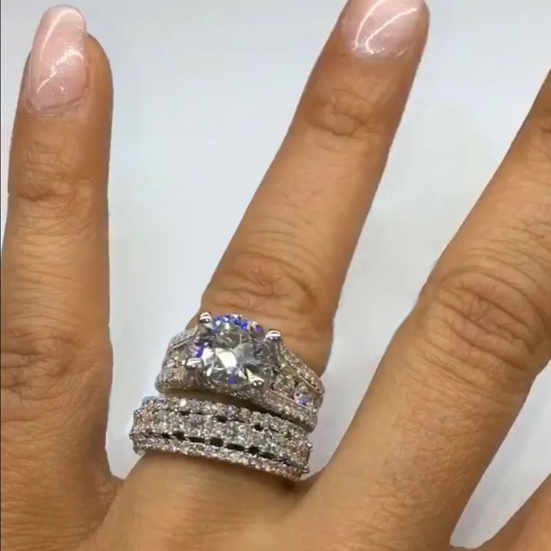 Inel lat din diamant cu suprafață strălucitoare.