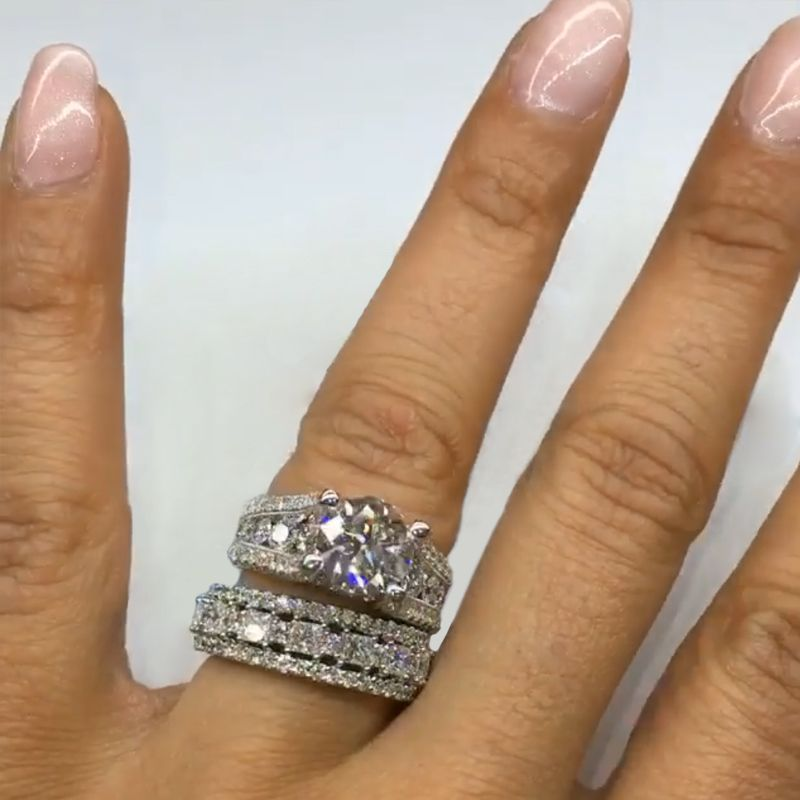 Inel lat din diamant cu suprafață strălucitoare.