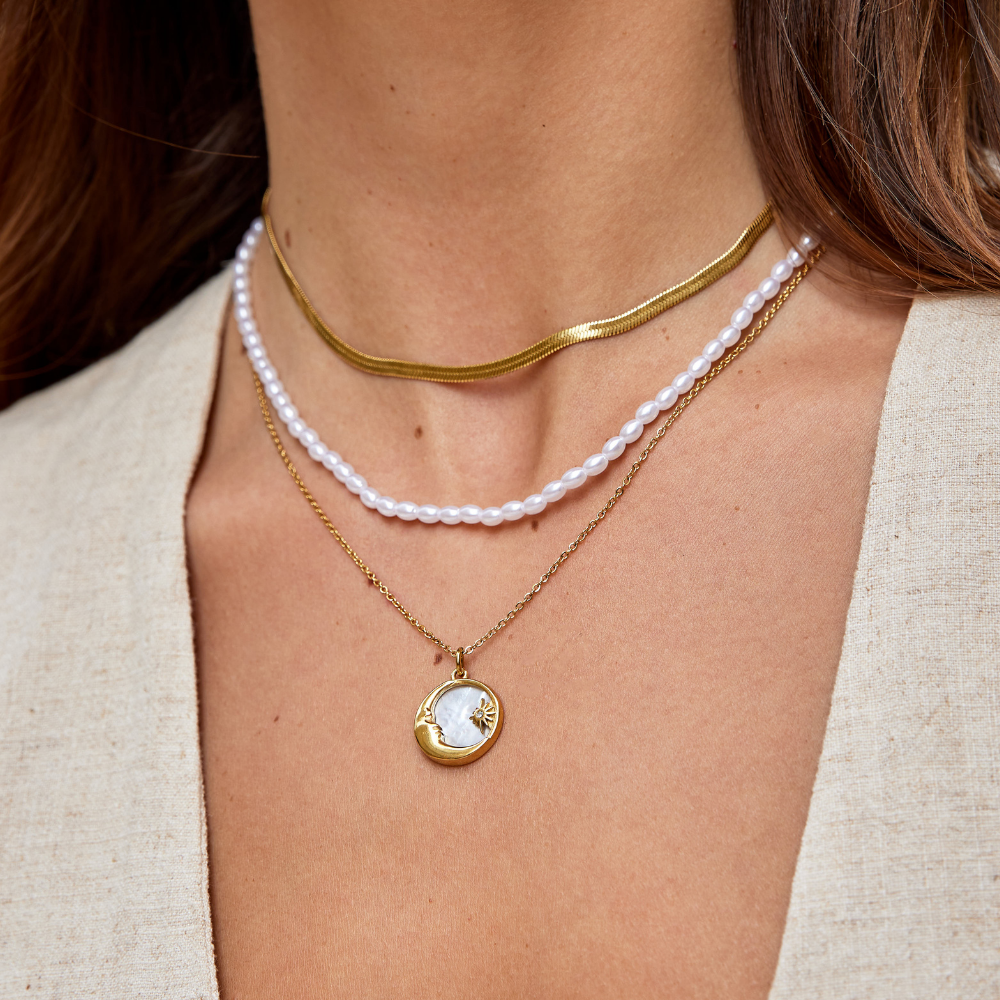 Elisa-Marie – Colier din aur cu formă curbată moale.