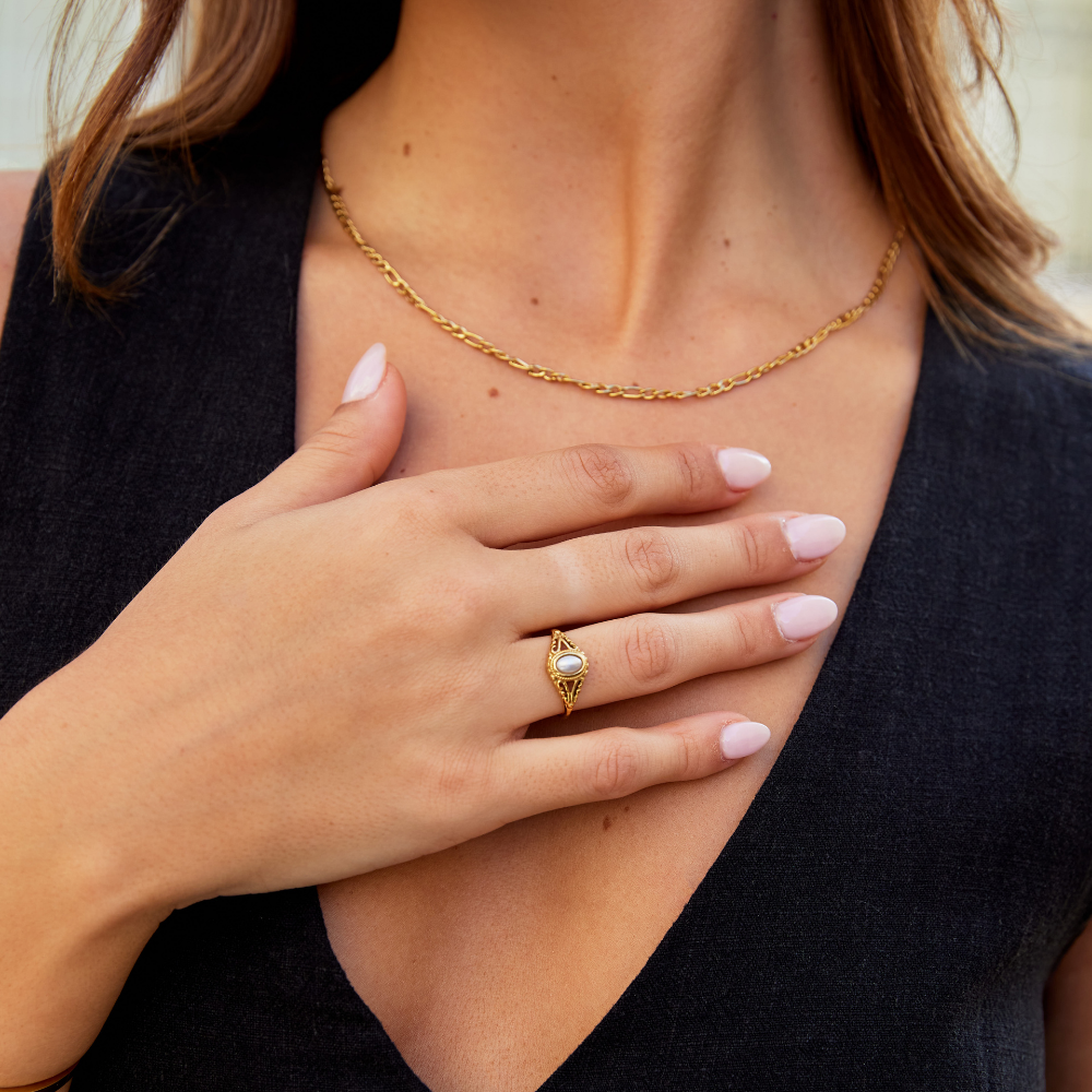 Nora – inel de declarație din aur cu linie curbată.