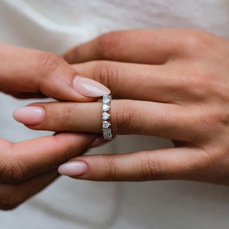 Fiona – Inel Krystal cu o margine delicată și strălucitoare.