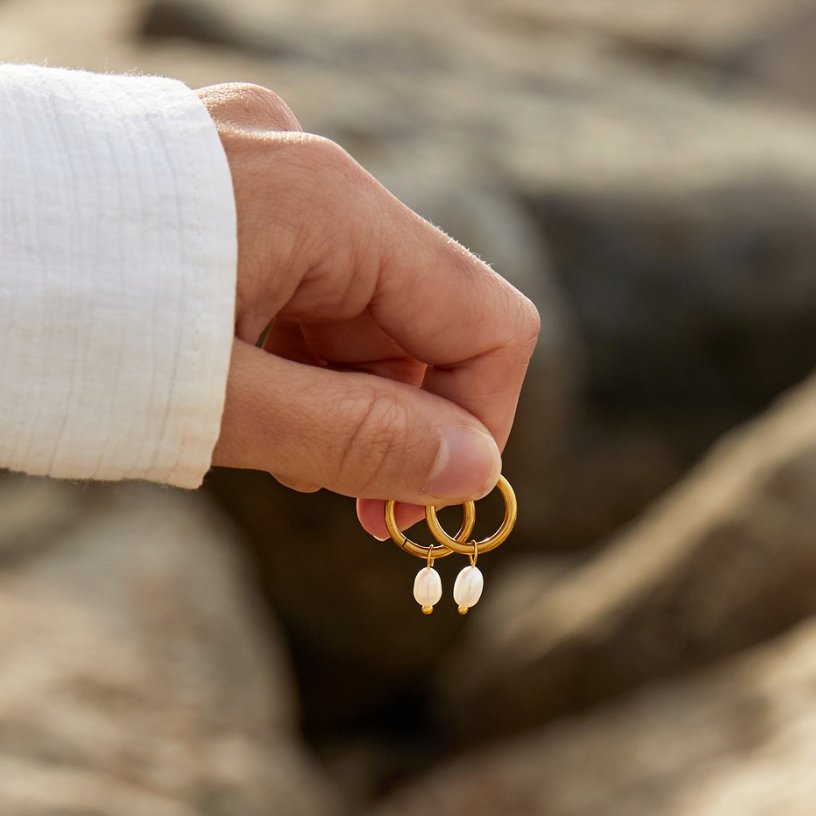 Elisa-Marie – Cercei din aur cu pandantiv din perlă.