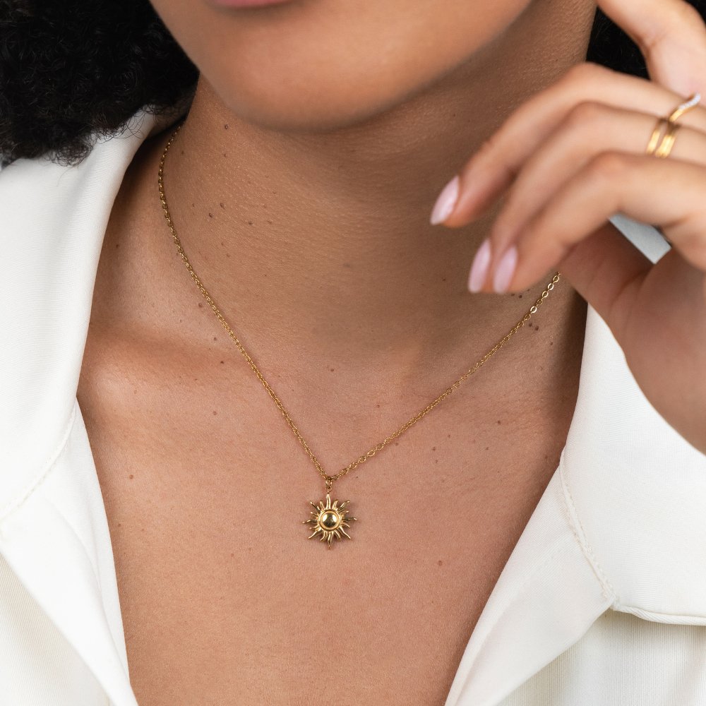 Ronja – Colier din aur cu pandantiv în formă de floare.