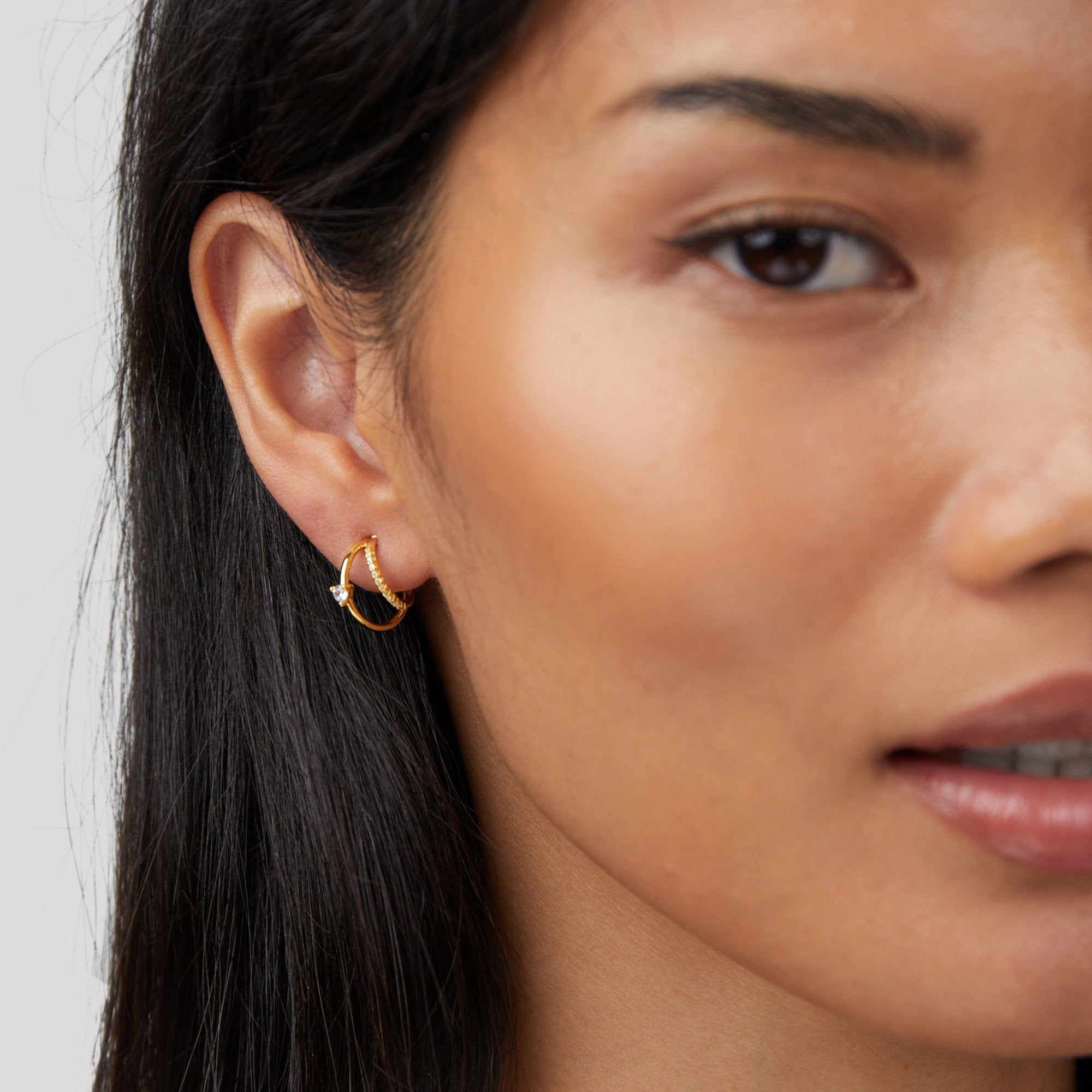 Mariana – Cercei din argint cu o siluetă subțire.