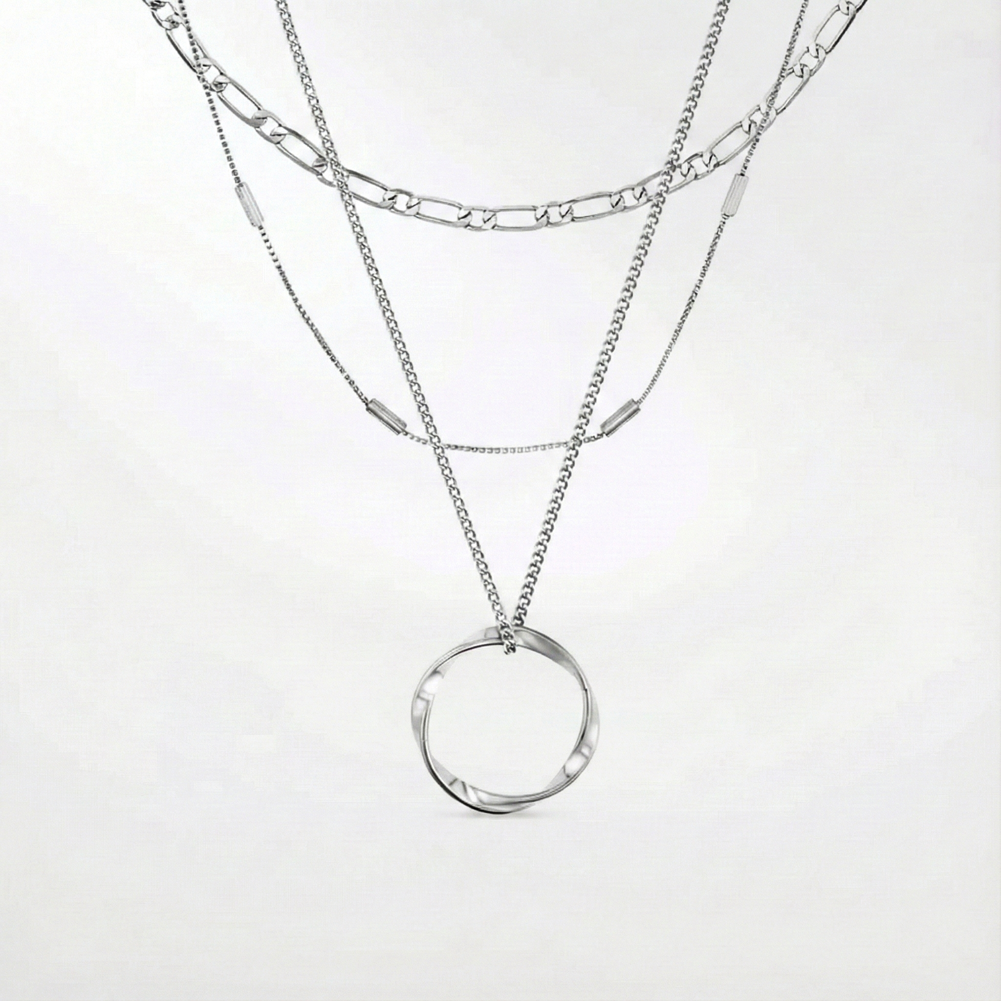 Colier deschis cu trei rânduri